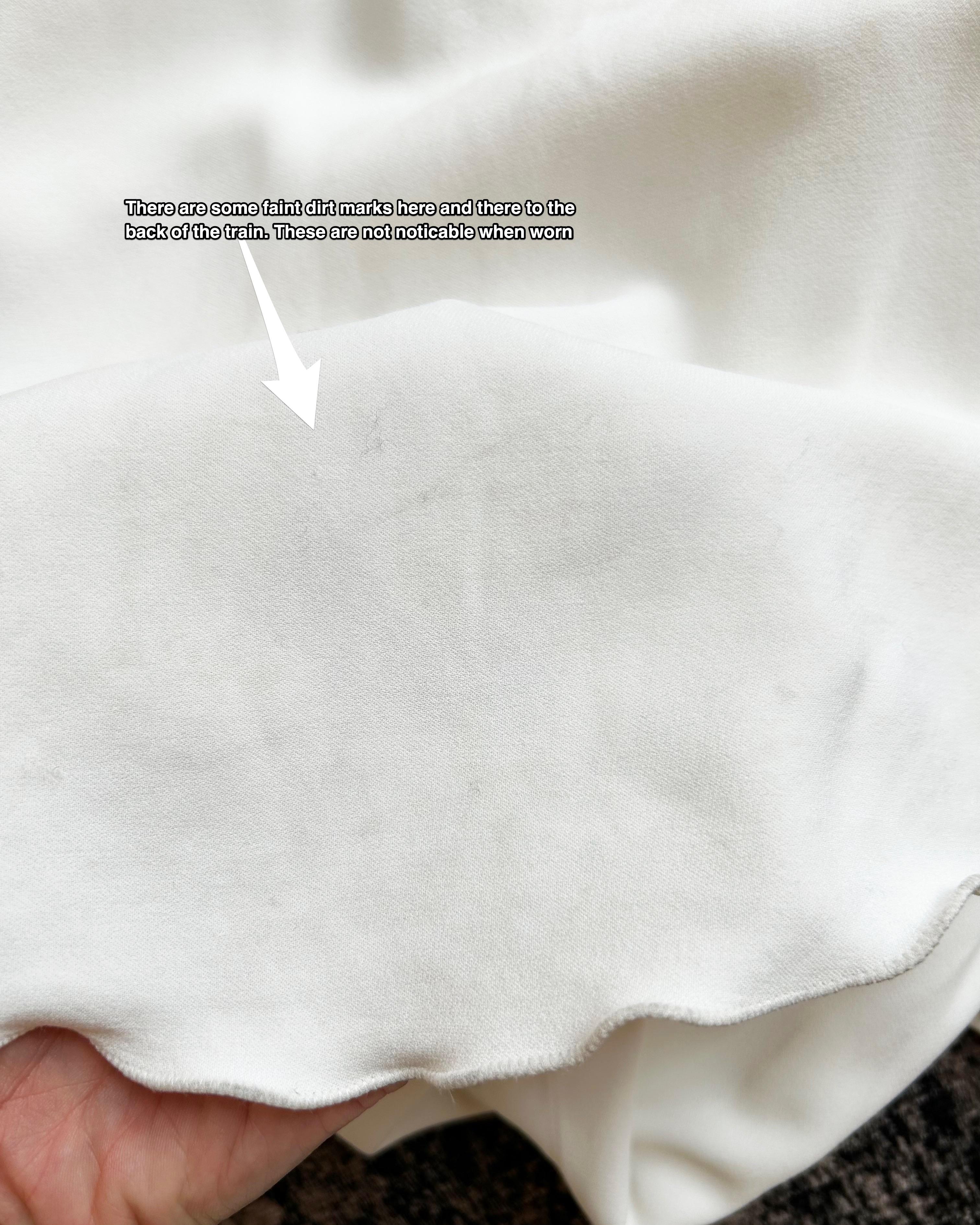 Valentino vintage dos nu blanc ivoire robe de mariée ajustée avec traîne en vente 13