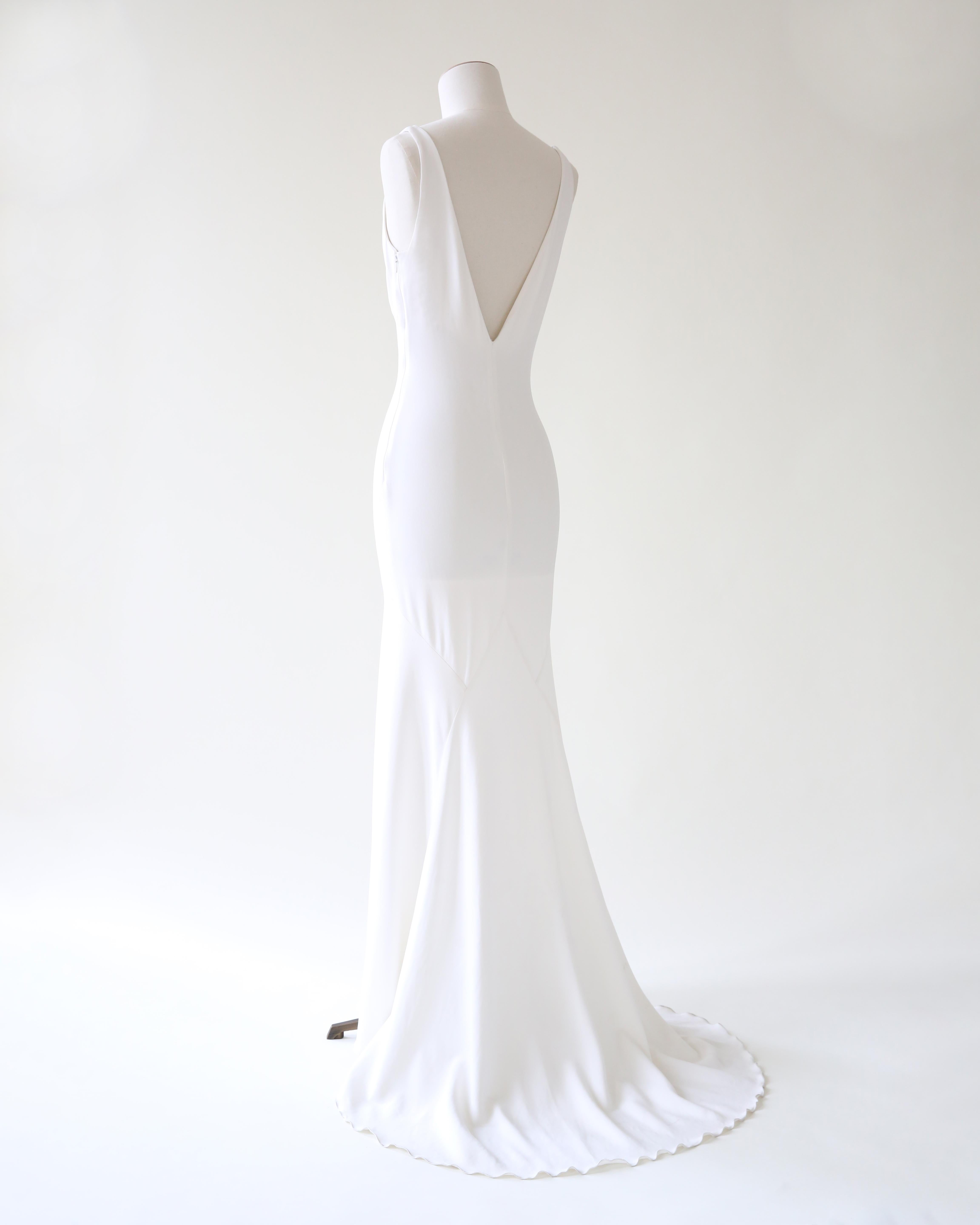 LOVE LALI VINTAGE

Robe longue vintage Valentino en ivoire (très proche du blanc). Elle présente un magnifique buste légèrement drapé, un haut ajusté qui épouse joliment les courbes, puis une jupe qui, au bas des hanches, tombe jusqu'au sol pour