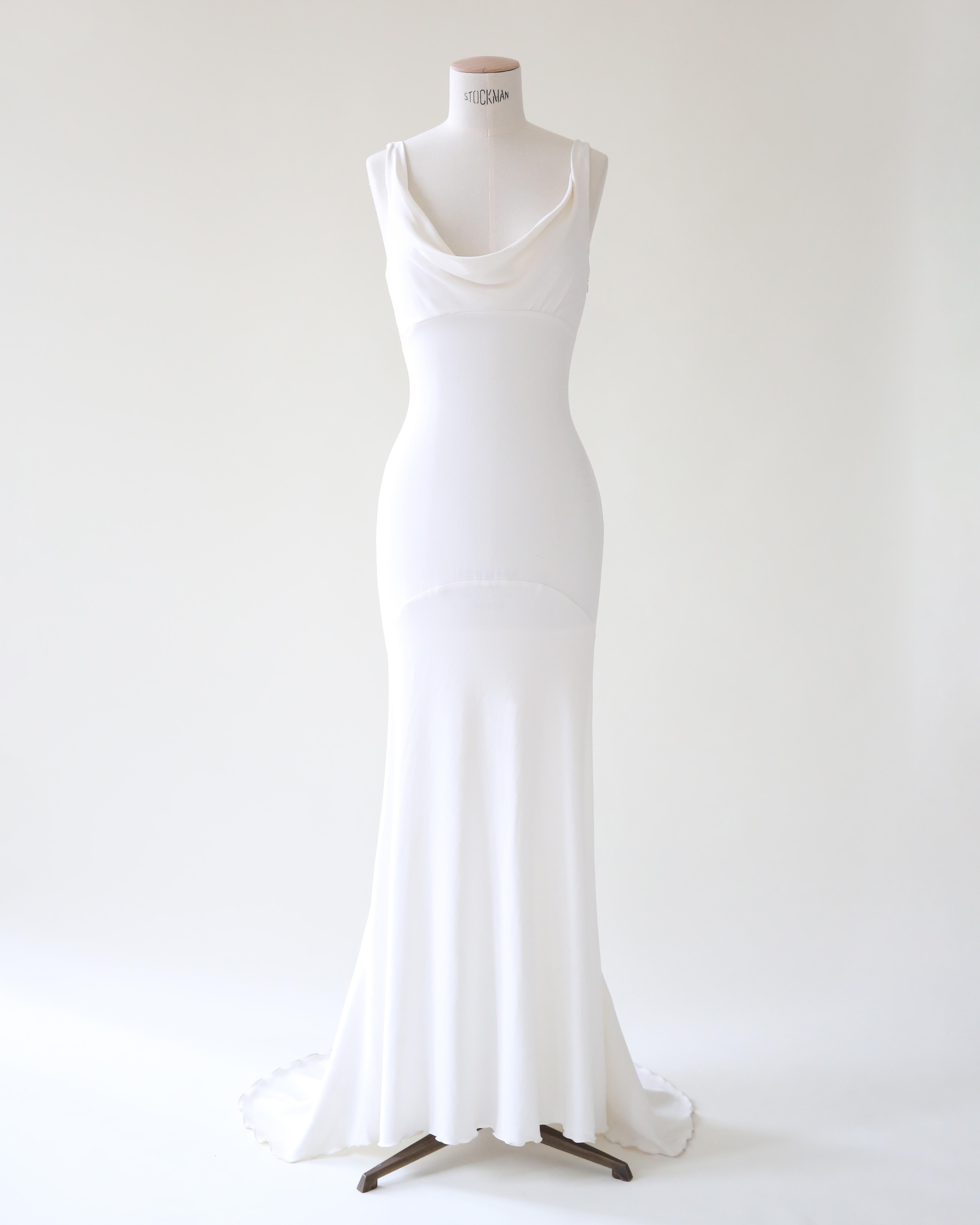 Valentino vintage dos nu blanc ivoire robe de mariée ajustée avec traîne État moyen - En vente à Milano, Lombardia