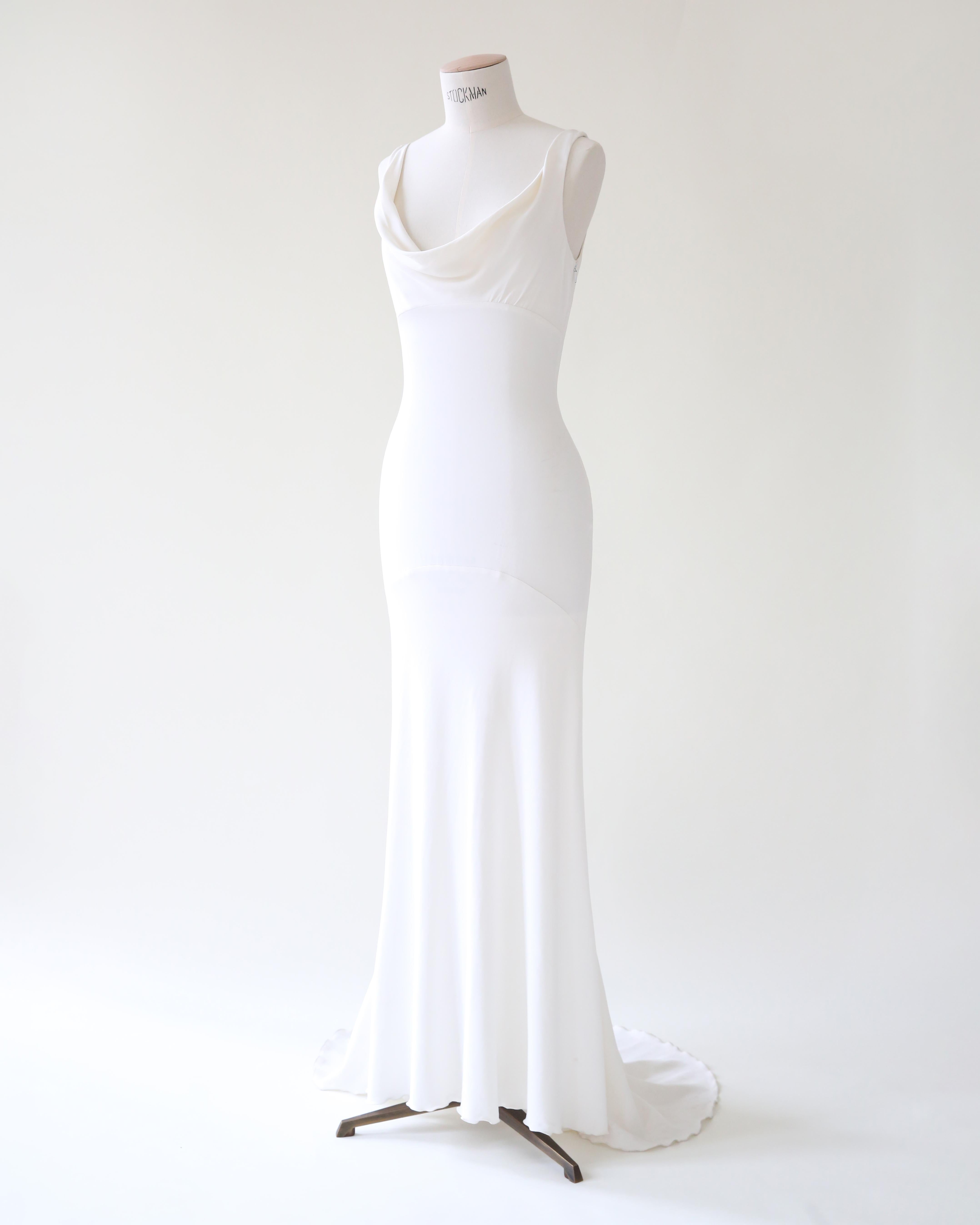 Valentino vintage dos nu blanc ivoire robe de mariée ajustée avec traîne en vente 1