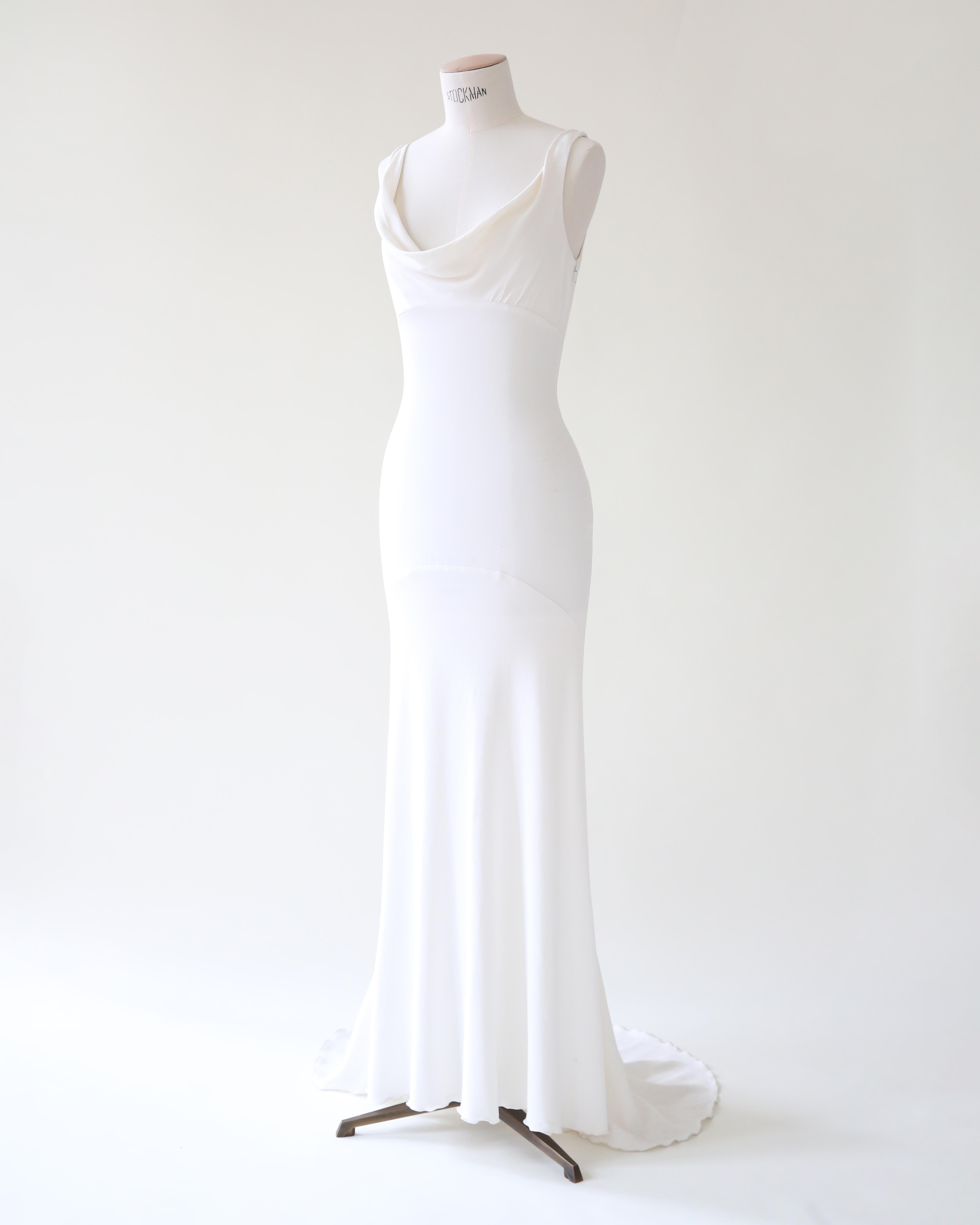 Valentino vintage dos nu blanc ivoire robe de mariée ajustée avec traîne en vente 2