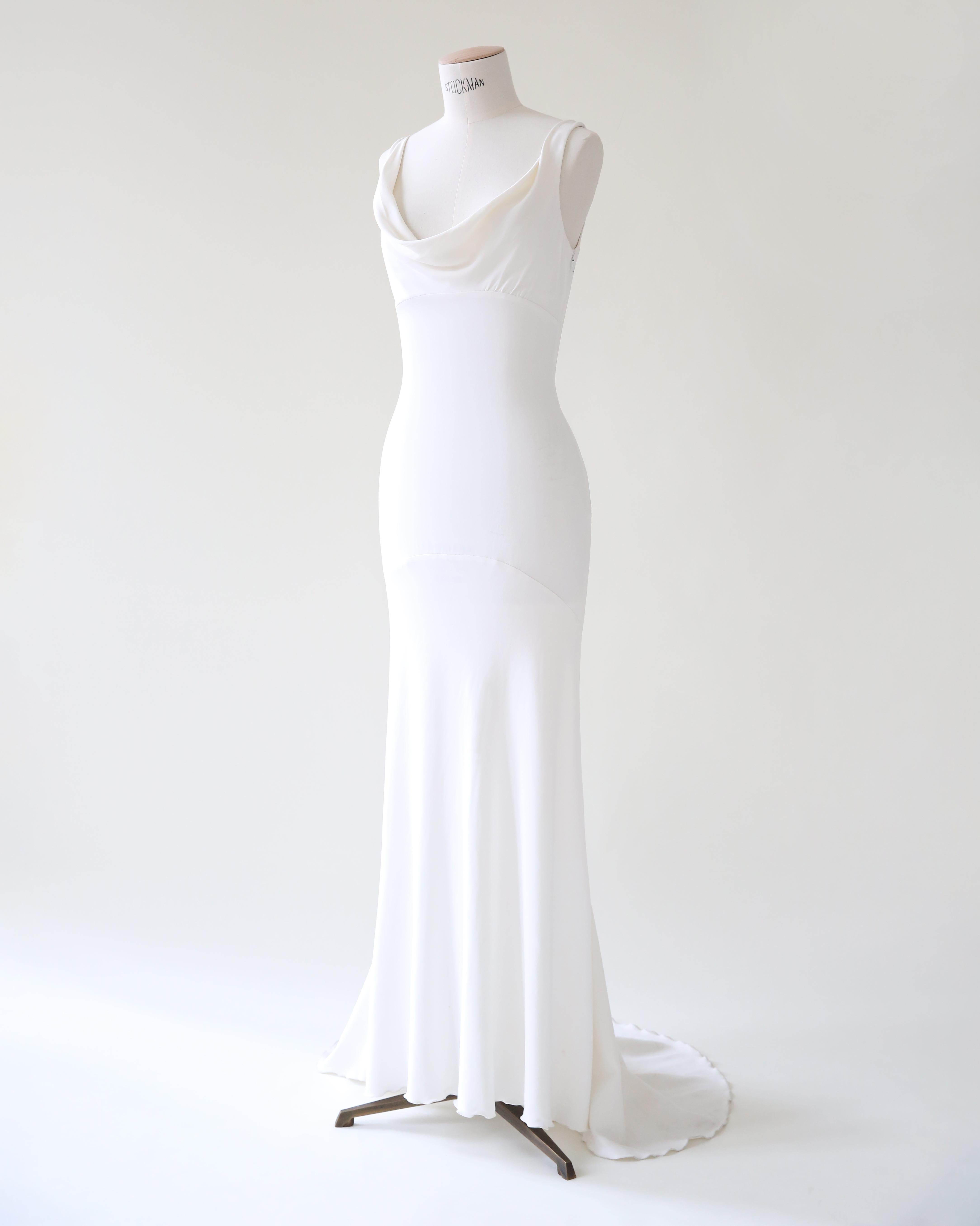 Valentino vintage dos nu blanc ivoire robe de mariée ajustée avec traîne en vente 3