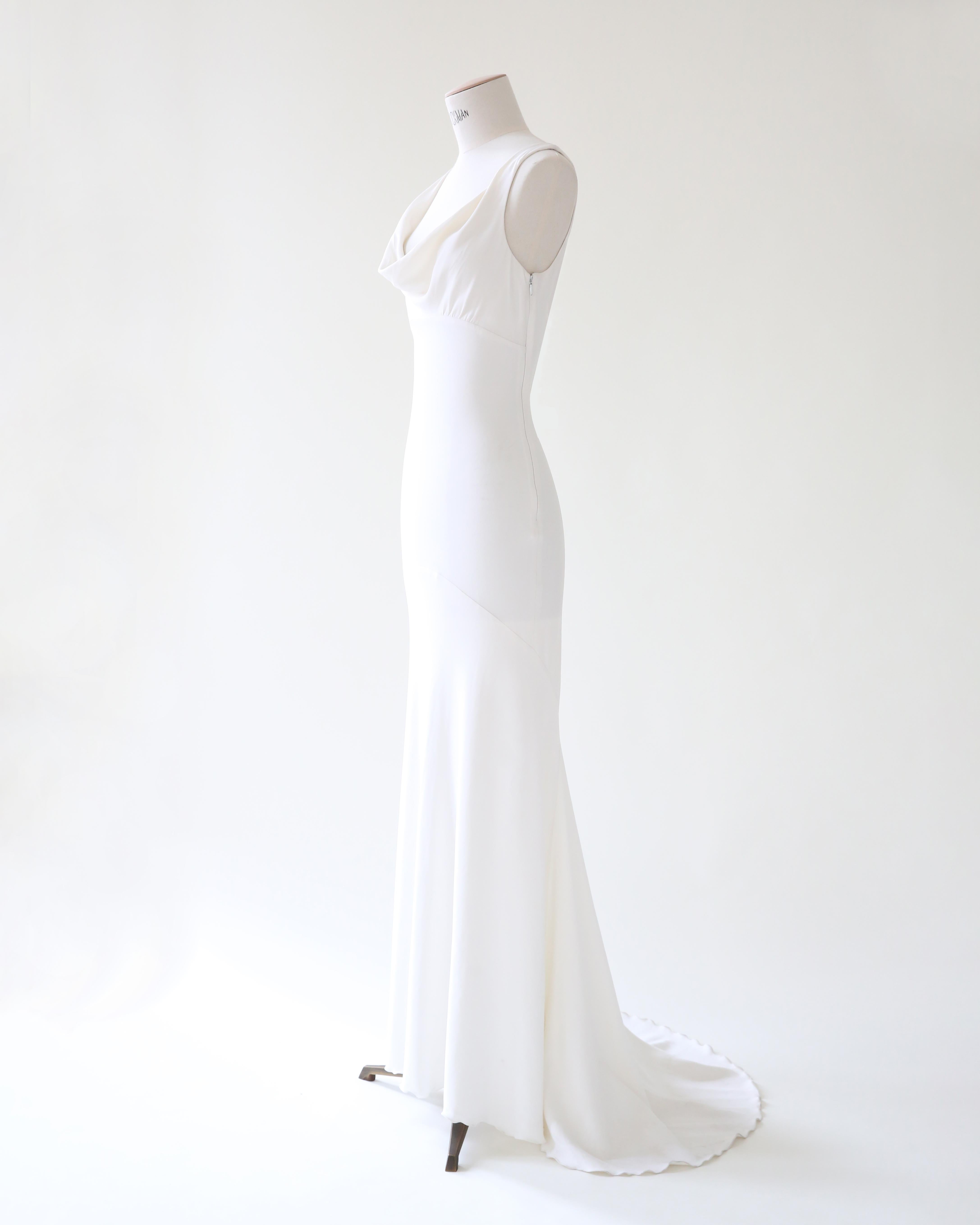 Valentino vintage dos nu blanc ivoire robe de mariée ajustée avec traîne en vente 4