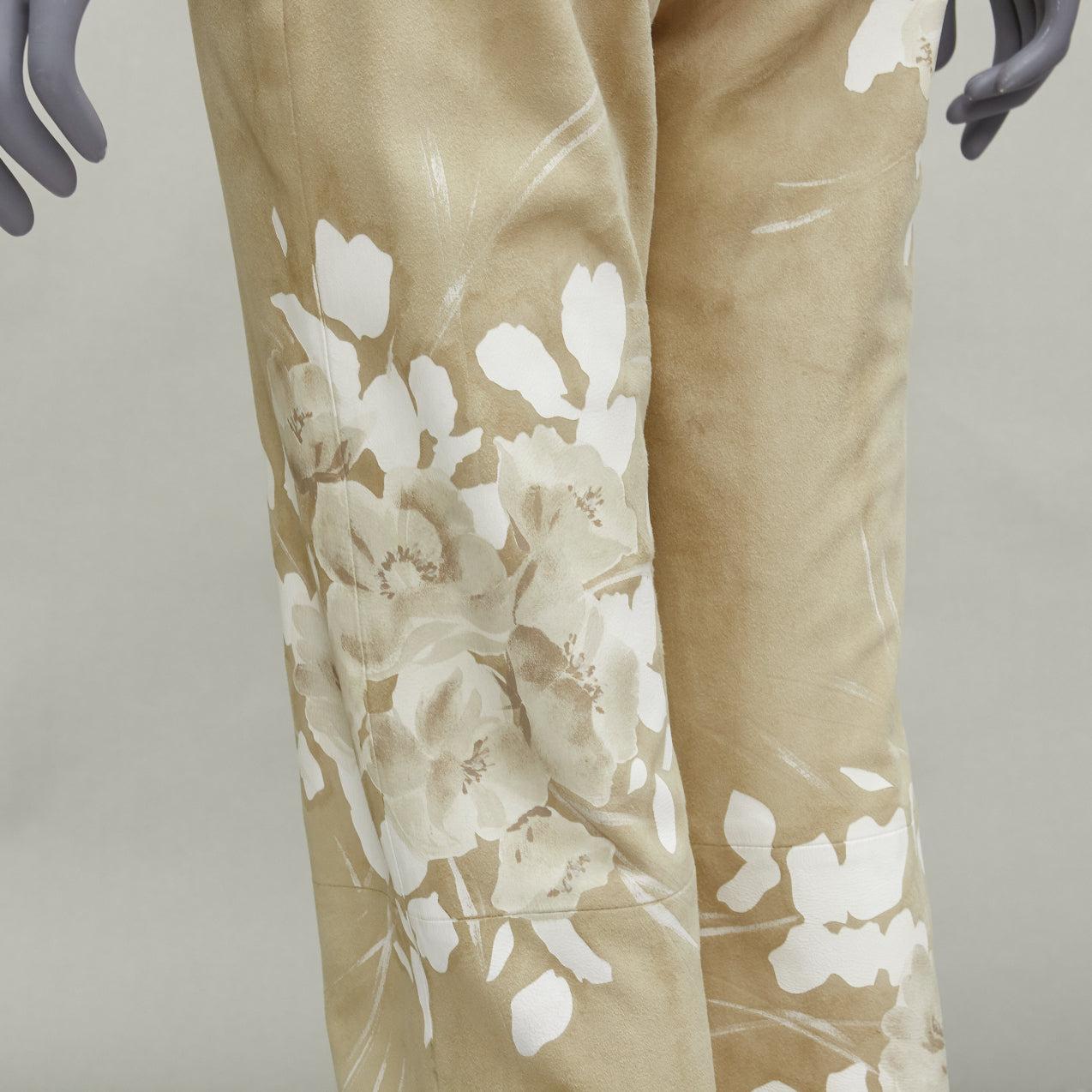 VALENTINO Vintage beige hand painted floral lambskin suede leather pants UK6 XS
Reference: TGAS/D00983
Brand: Valentino
Material: Lambskin Leather
Color: Beige, Cream
Pattern: Floral
Closure: Zip
Lining: Beige Fabric
Extra Details: Hand painted