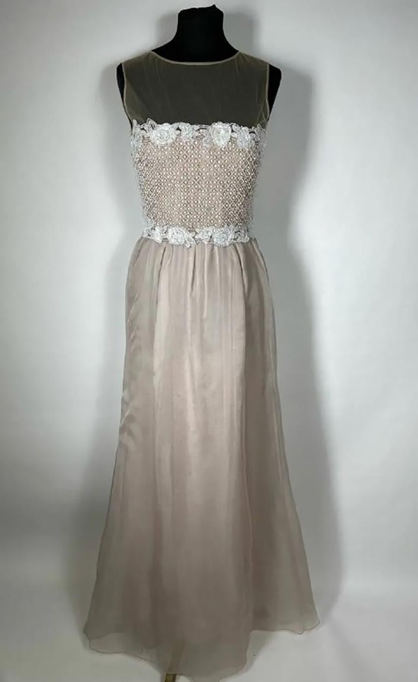 VALENTINO 

VINTAGE BEIGE SILK LACE LONG DRESS
Sleeveless
Full length
Beads and sequins embroidered

Size IT 42 - US 6

 Pre-owned. Excellent vintage condition
 
  100% authentic guarantee 


       PLEASE VISIT OUR STORE FOR MORE GREAT ITEMS



os