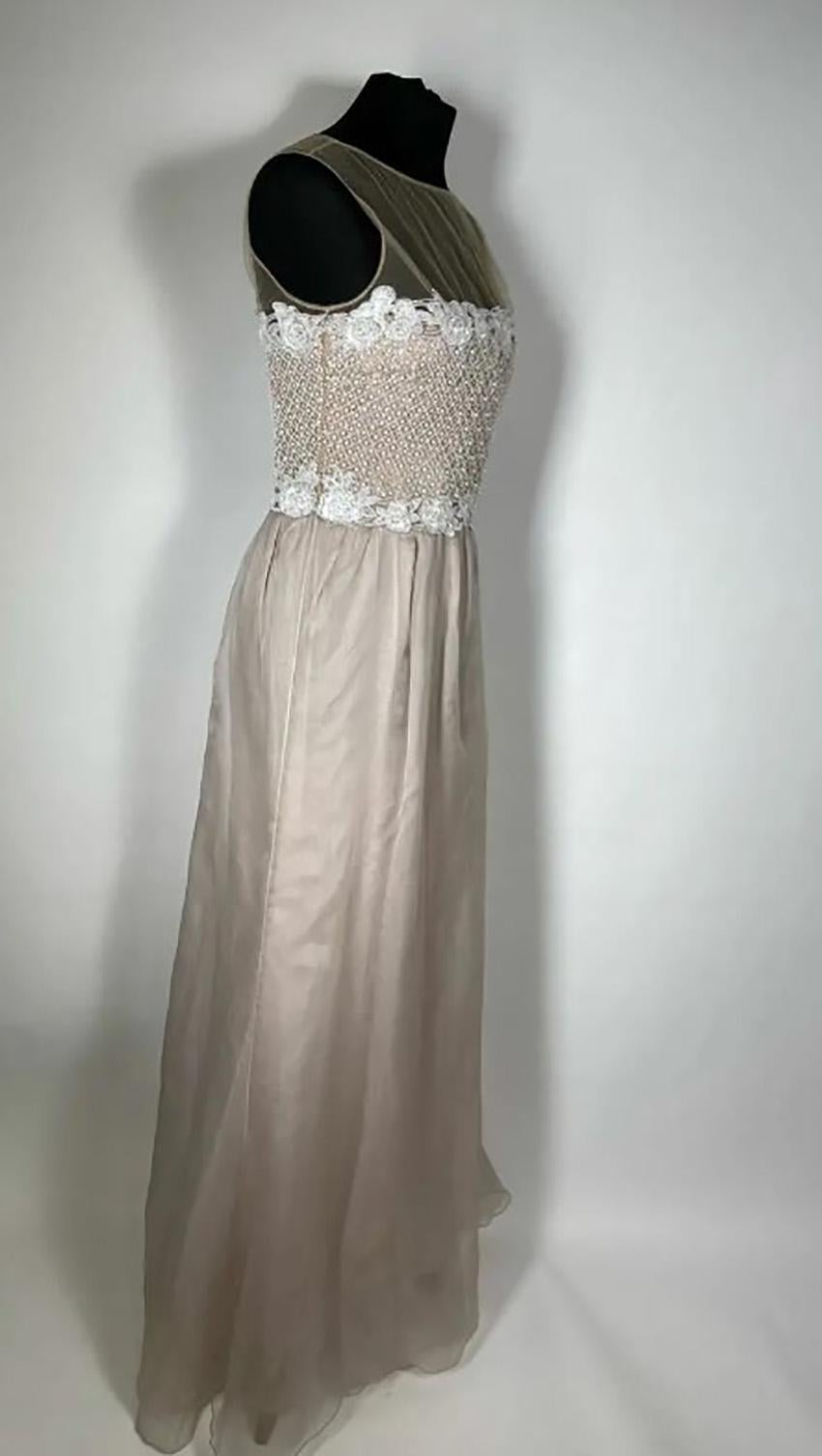 VALENTINO VINTAGE BEIGE SILK LACE LONG DRESS EMBROIDERED w/BEADS  Sz  IT 42 In Excellent Condition In Montgomery, TX