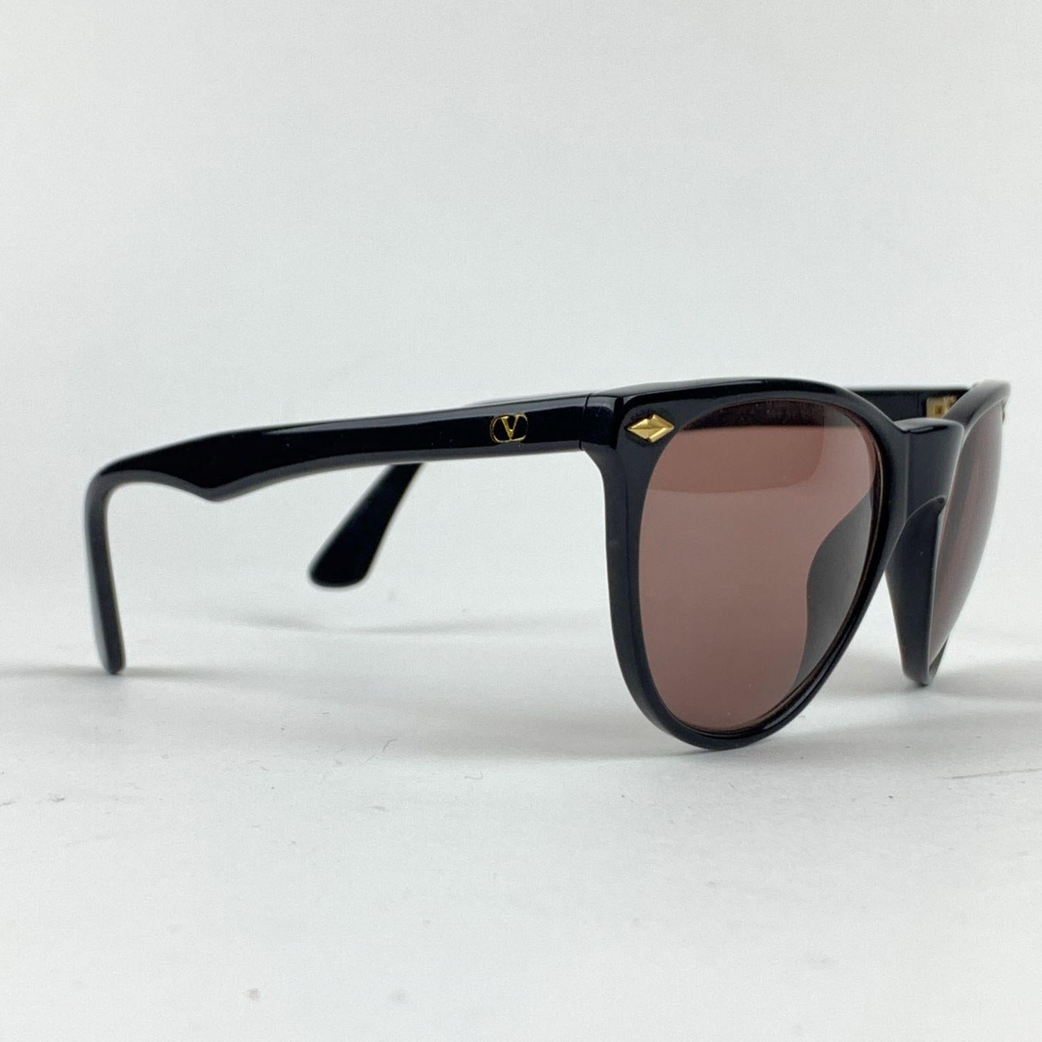 Valentino vintage sunglasses mod. 564. Classic frame in black color. Gold-toned Valentino logo on temples. Brown lenses. 100% UV protection. Made in Italy.

Details

MATERIAL: Acetate

COLOR: Black

MODEL: 564 - 51

GENDER: Women

COUNTRY OF