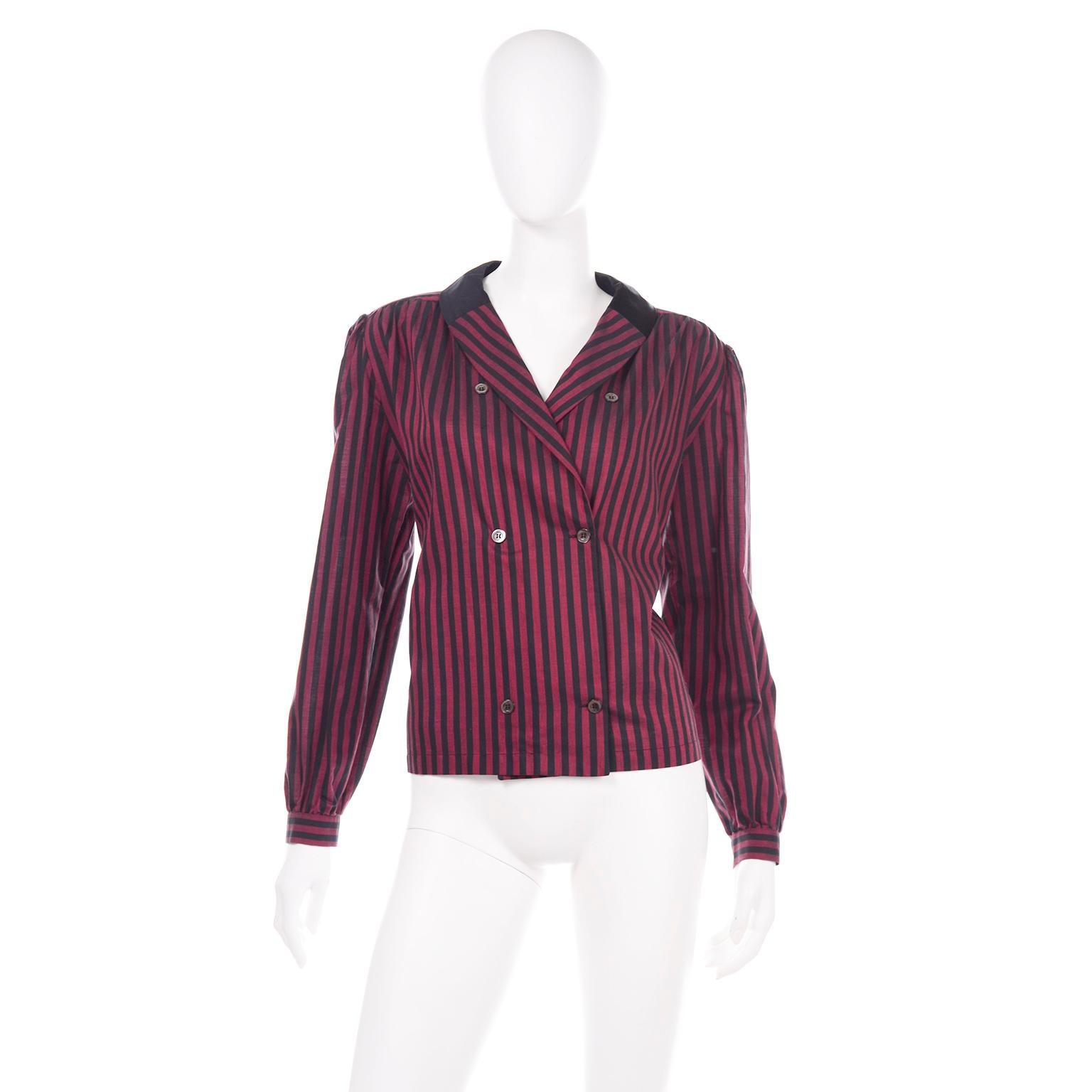 Questa è un'ottima camicetta vintage di Valentino in cotone a righe rosse e nere con colletto in seta nera. Questa camicetta boxy a doppiopetto con bottoni ha due bottoni funzionali, uno esterno e uno interno. 3 dei bottoni anteriori sono
