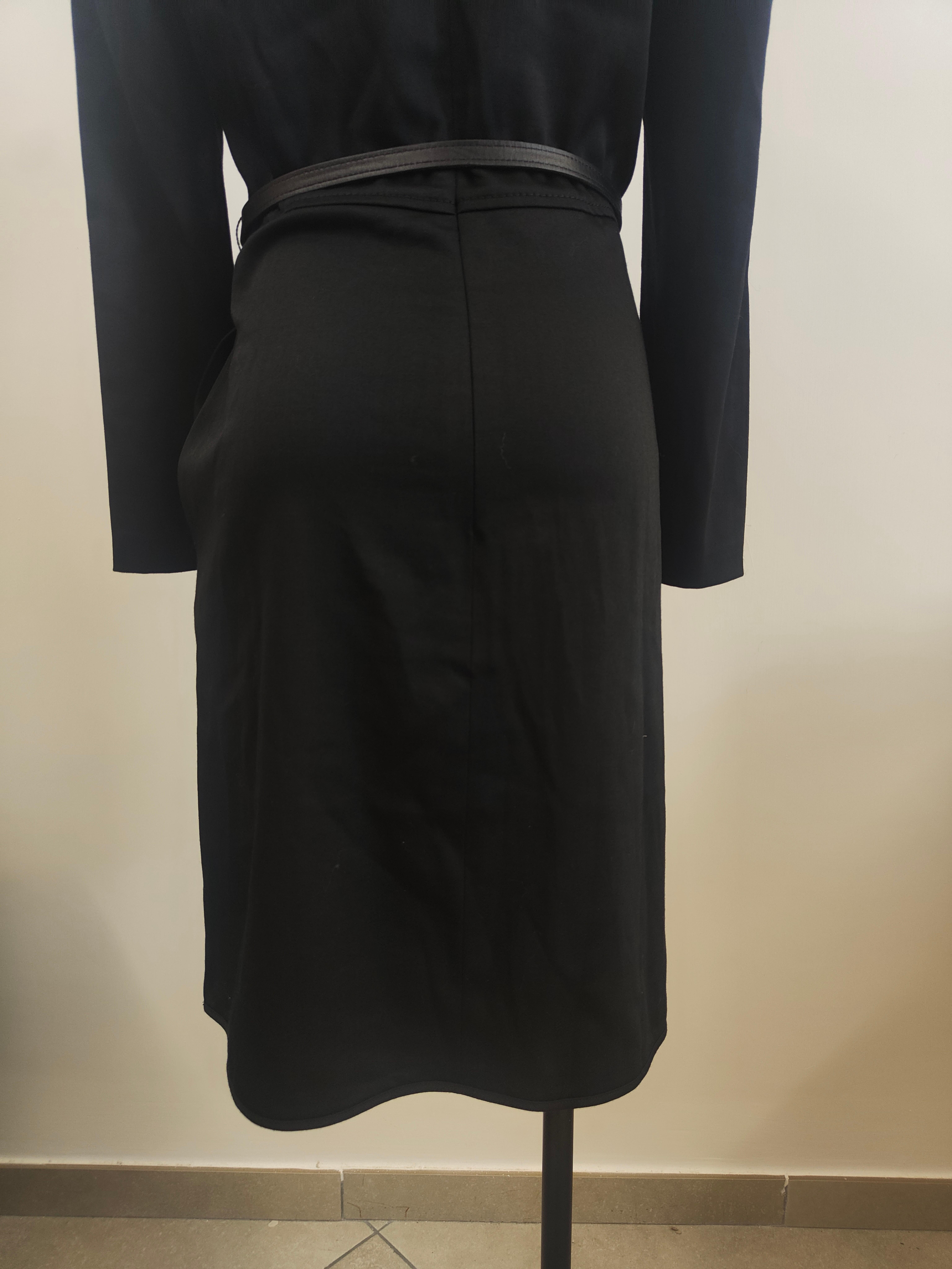 Valentino robe noire vintage NWOT
taille 44
