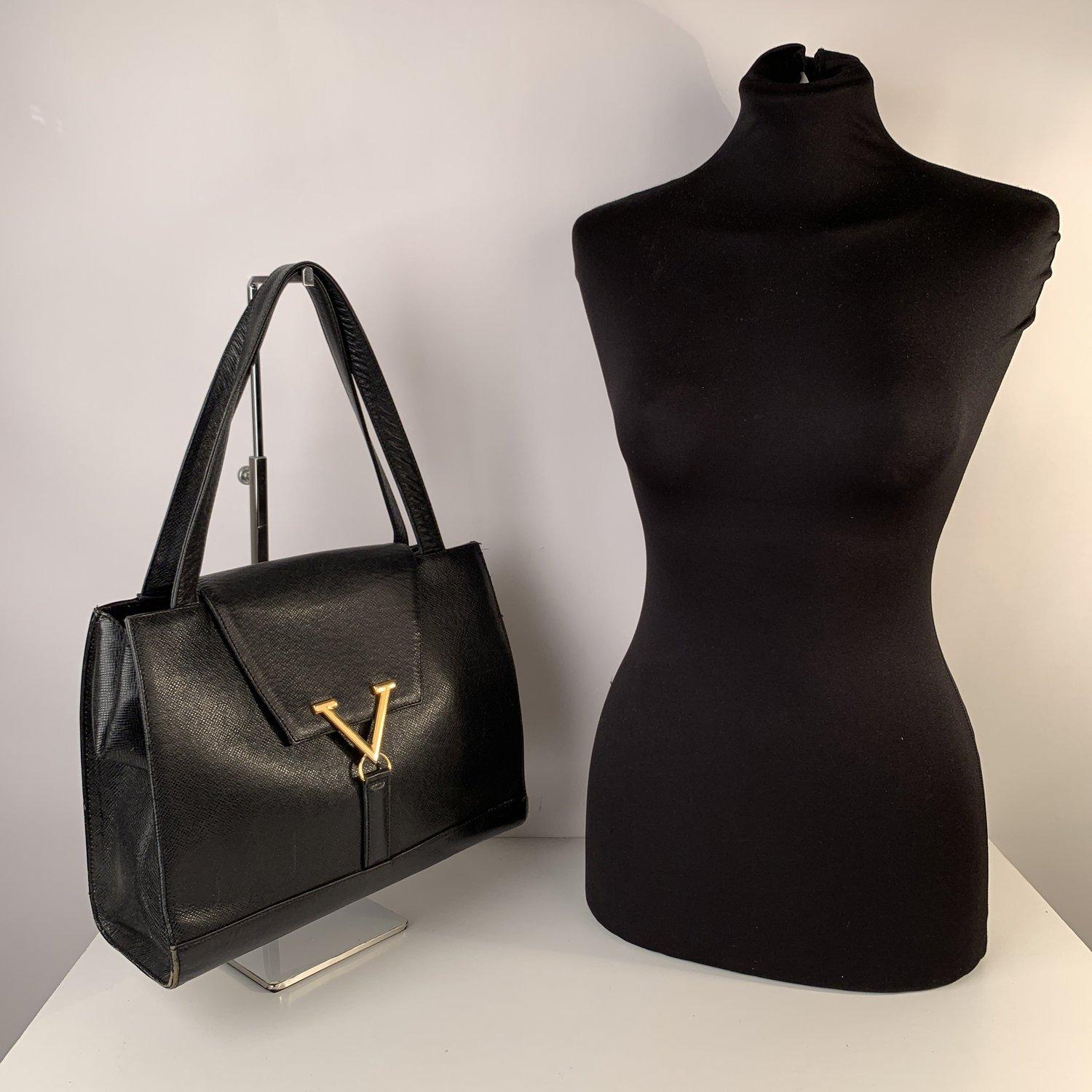MATERIAL: Leather COLOR: Black MODEL: Satchel GENDER: Women SIZE: Medium Condition Some scratches on leather due to normal use, some wear of use on bottom corners. Measurements BAG HEIGHT: 9.5 inches - 24,2 cm BAG LENGTH: 12.5 inches - 31,7 cm BAG