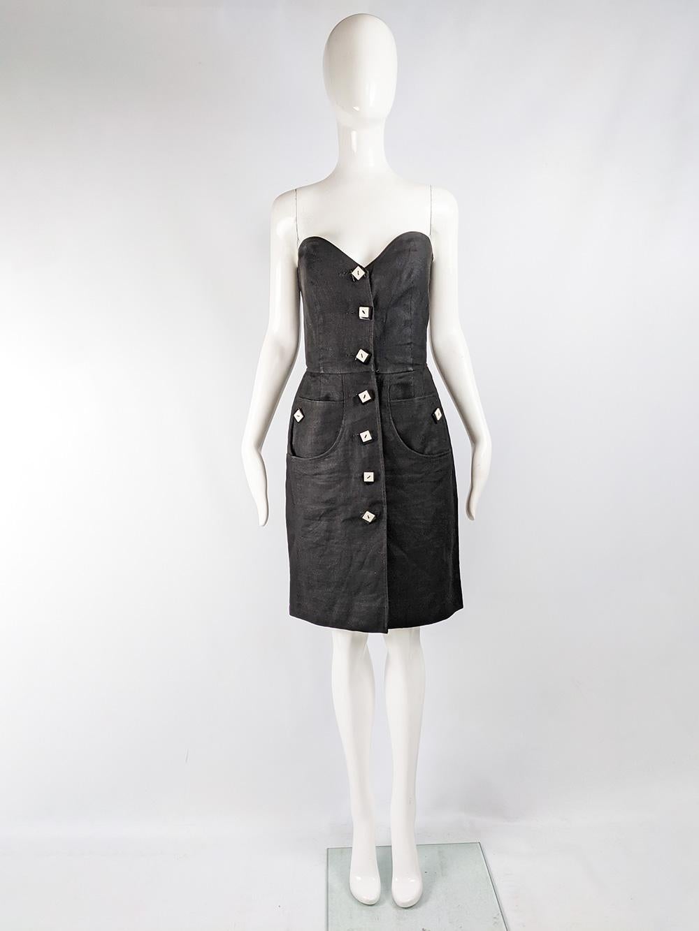 A sexy vintage womens dress from the 80s by Valentino. In a black linen with a deep sweetheart neckline that is so flattering and interesting square, art deco inspired double buttons. Perfect for a party in the day or evening. 

Size: Not indicated;