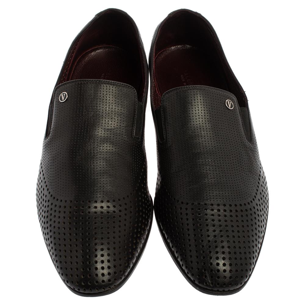 Precise stitching, use of quality leather, and a calculated set of shape led to the final result of this pair of loafers. Designed by Valentino, they come in a perforated design and are set on low heels. The loafers are wrapped in comfort and