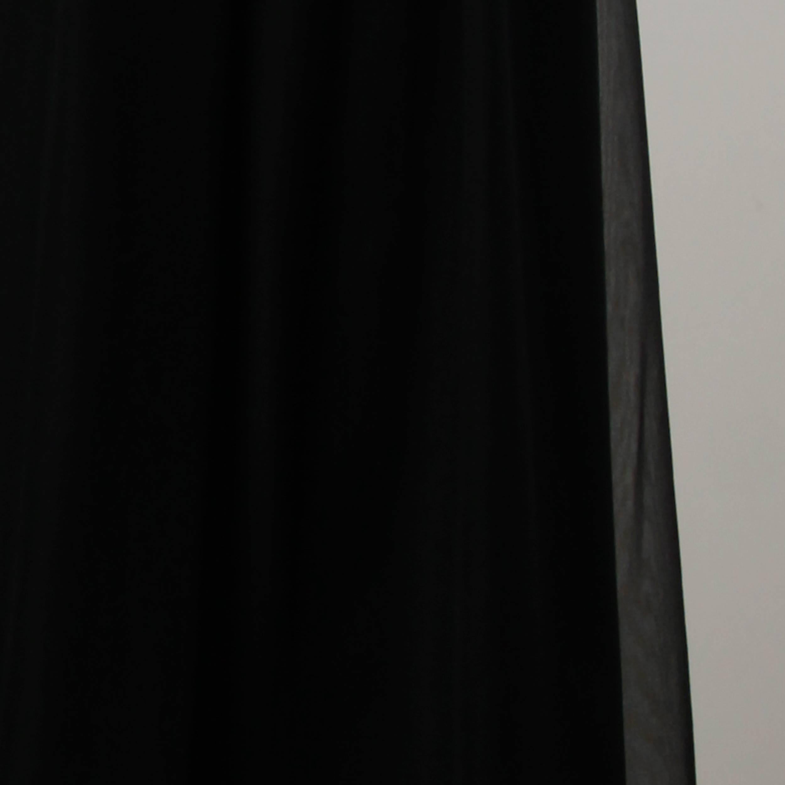 Preciosos pantalones palazzo de pernera ancha de gasa de seda negra de Valentino. Doble capa; el exterior es de gasa de seda transparente forrada de seda negra ligera.

Detalles:

Totalmente forrado de seda negra
Bolsillos laterales
Cierre lateral