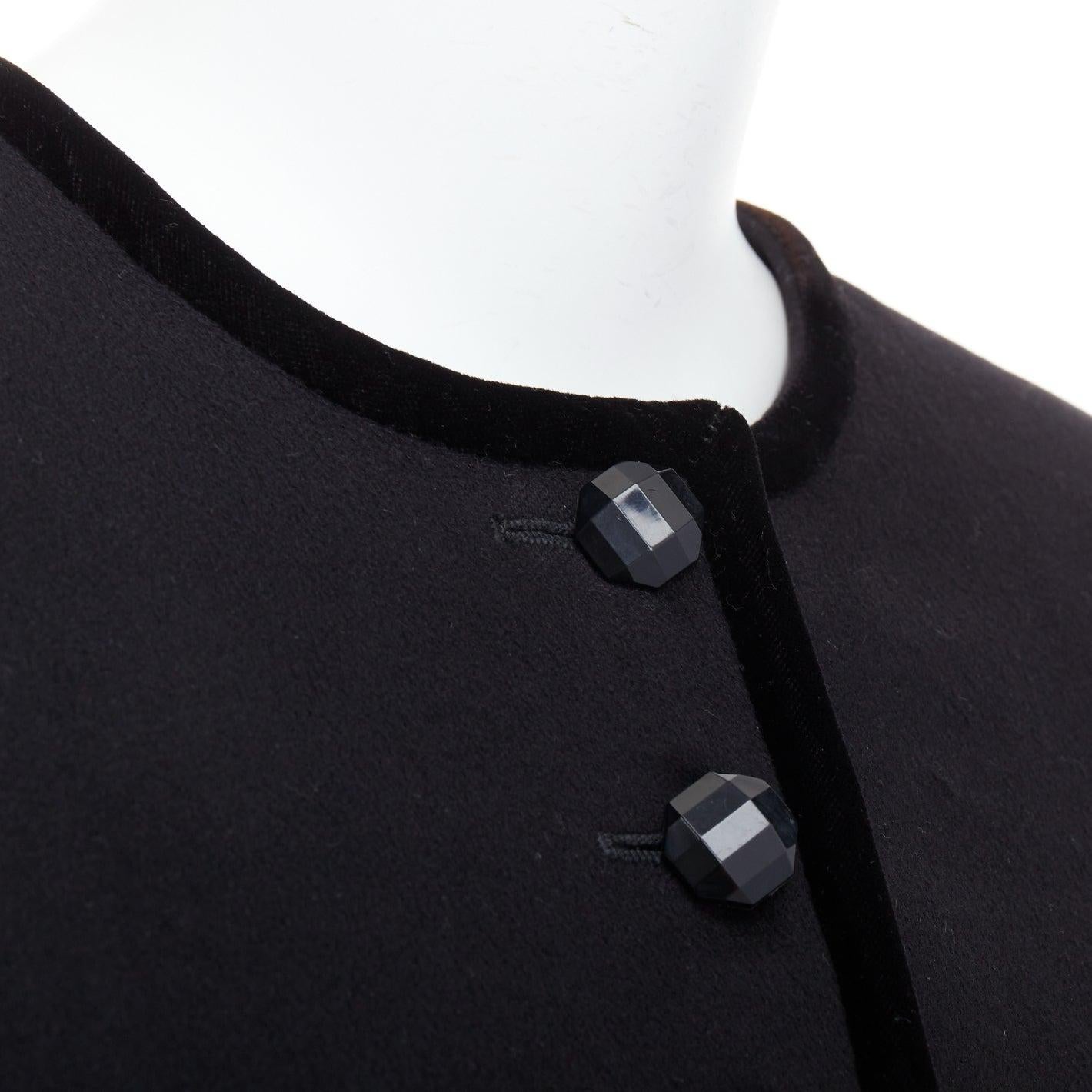 VALENTINO Vintage black wool velvet trim faceted button jacket UK10 M
Reference: BMPA/A00276
Brand: Valentino
Material: Feels like wool, Velvet
Color: Black
Pattern: Solid
Closure: Button
Lining: Black Fabric
Extra Details: Shoulder padded.
Made in: