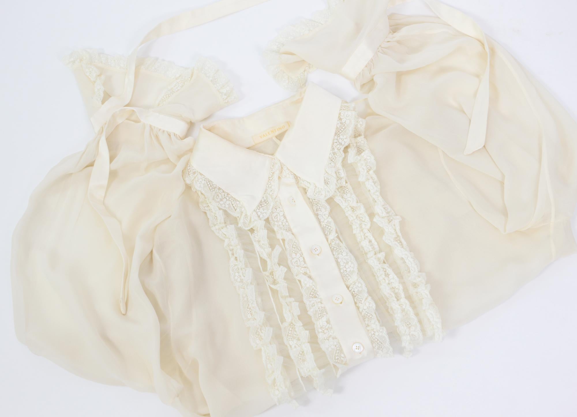 Valentino vintage cream 100% silk and lace ruffle blouse In Excellent Condition In Antwerp, BE