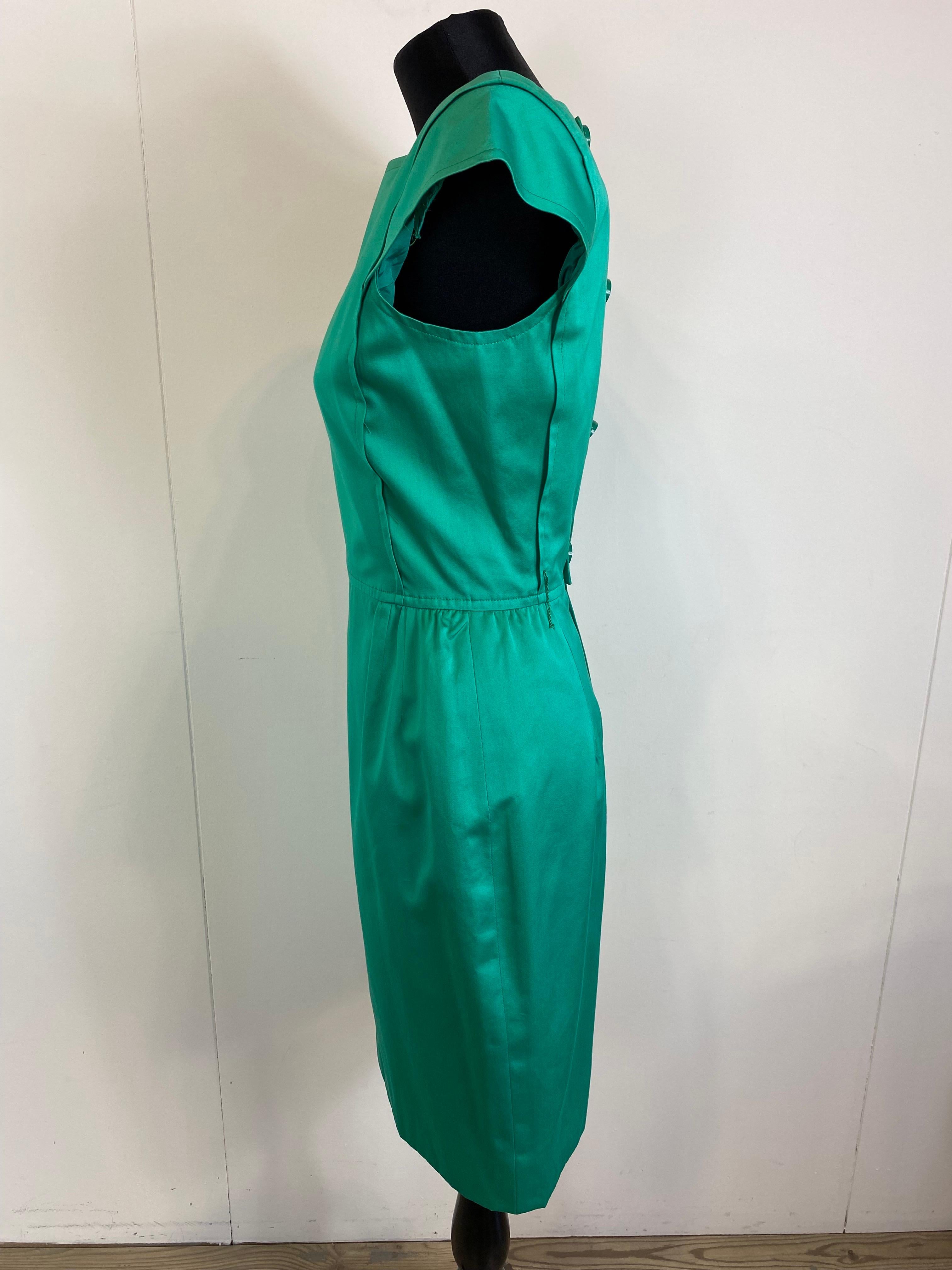 Vintage green Valentino dress in cotton.
Closure in the center back with zip and buttons.
With shoulder straps.
It has a small mark as in the photo but overall it is in very good condition.
Size 8
Shoulders 43 cm
Bust 45 cm
Waist 34 cm
Hip 47