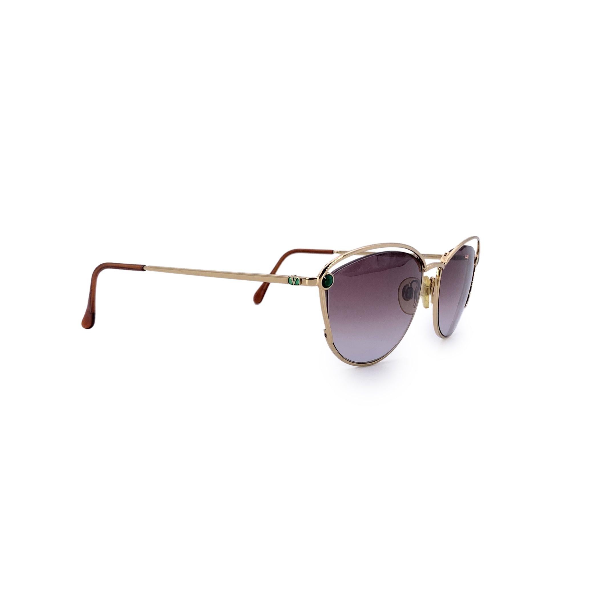 Ein Hauch von Opulenz, ein Hauch von Vintage-Charme - diese Valentino Vintage-Sonnenbrille, Modell V390, ist eine exquisite Anspielung auf zeitlosen Luxus. Der goldene Metallrahmen ist zart geformt und verleiht ihm eine raffinierte Struktur, während