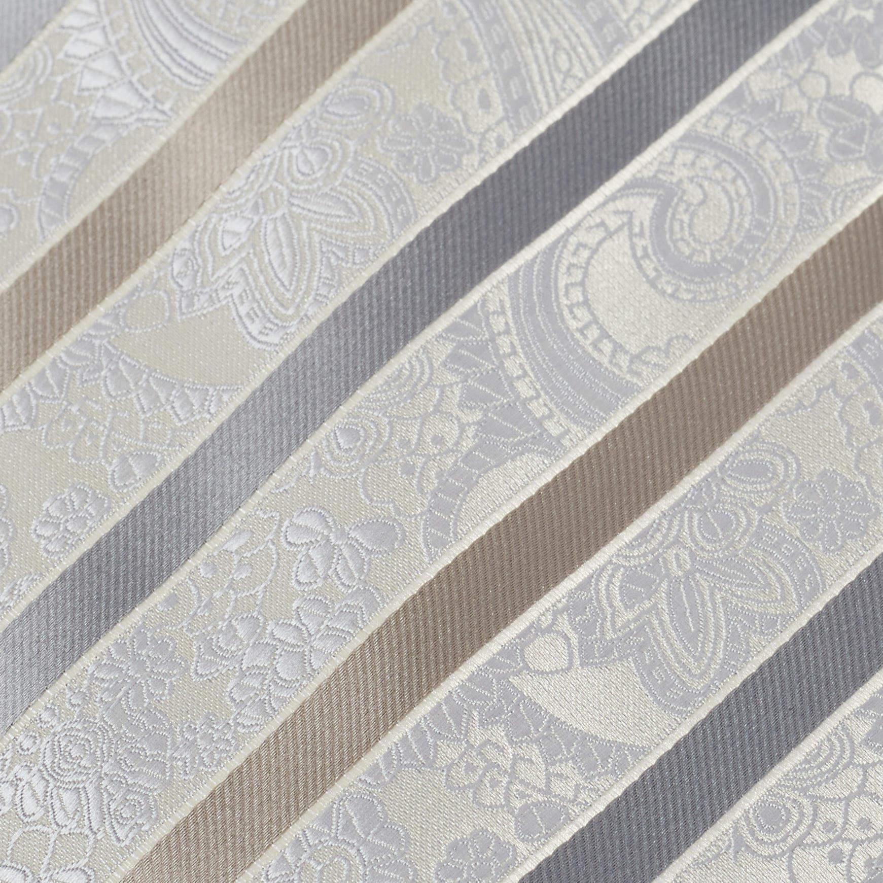 Questa cravatta è un accessorio formale perfetto che ha un fascino tagliente e moderno. Realizzata con materiali di lusso, presenta motivi intricati e l'etichetta del marchio è ben cucita sul retro. Aggiungerà sicuramente un tocco di stile ai tuoi