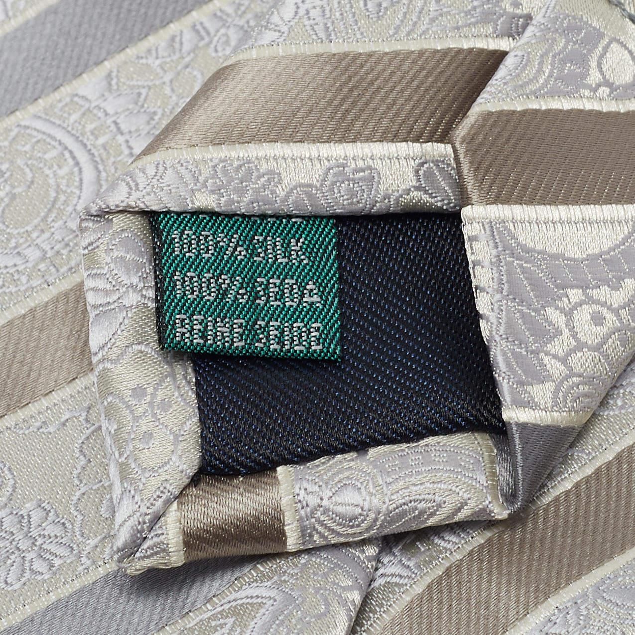 Cravatta in seta jacquard a righe grigie di Valentino Vintage By In condizioni buone in vendita a Dubai, Al Qouz 2