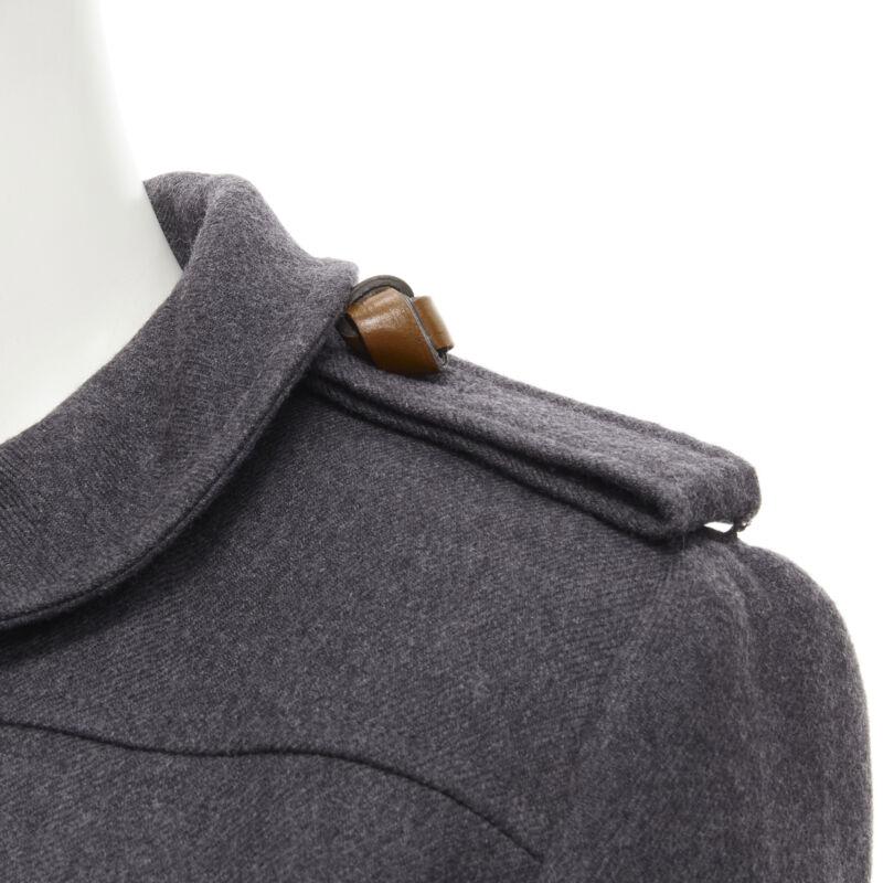 VALENTINO Chaqueta gris vintage de lana virgen con cuello de volante y detalle militar IT46 L
Referencia: GIYG/A00168
Marca Valentino
Diseñador: Pier Paolo Piccioli
Material: Lana
Color: Gris
Patrón: Sólido
Cierre: Botones a presión
Forro: 