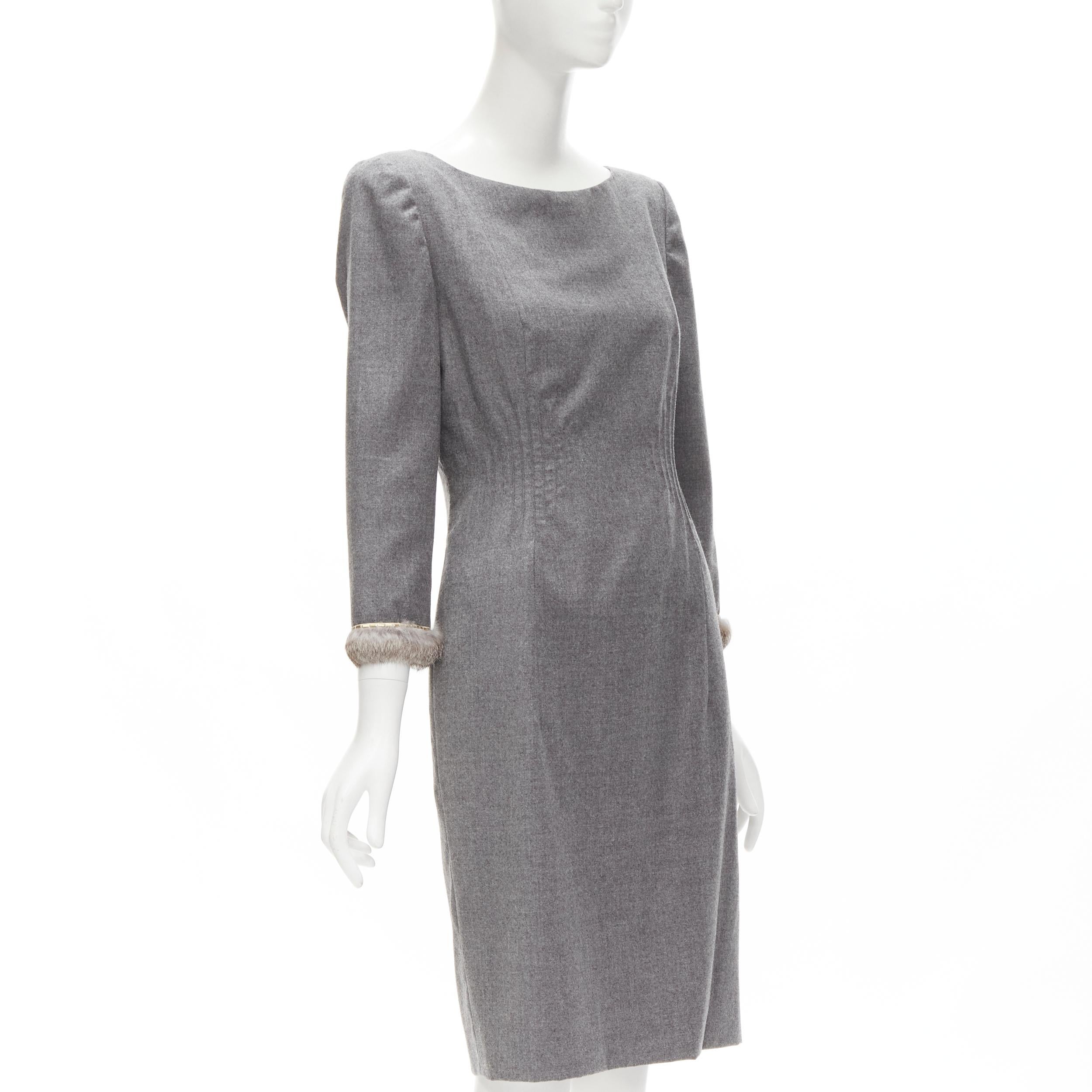 Gris VALENTINO - Robe grise vintage en laine, cachemire et fourrure avec manches pincées, taille US 8 M en vente