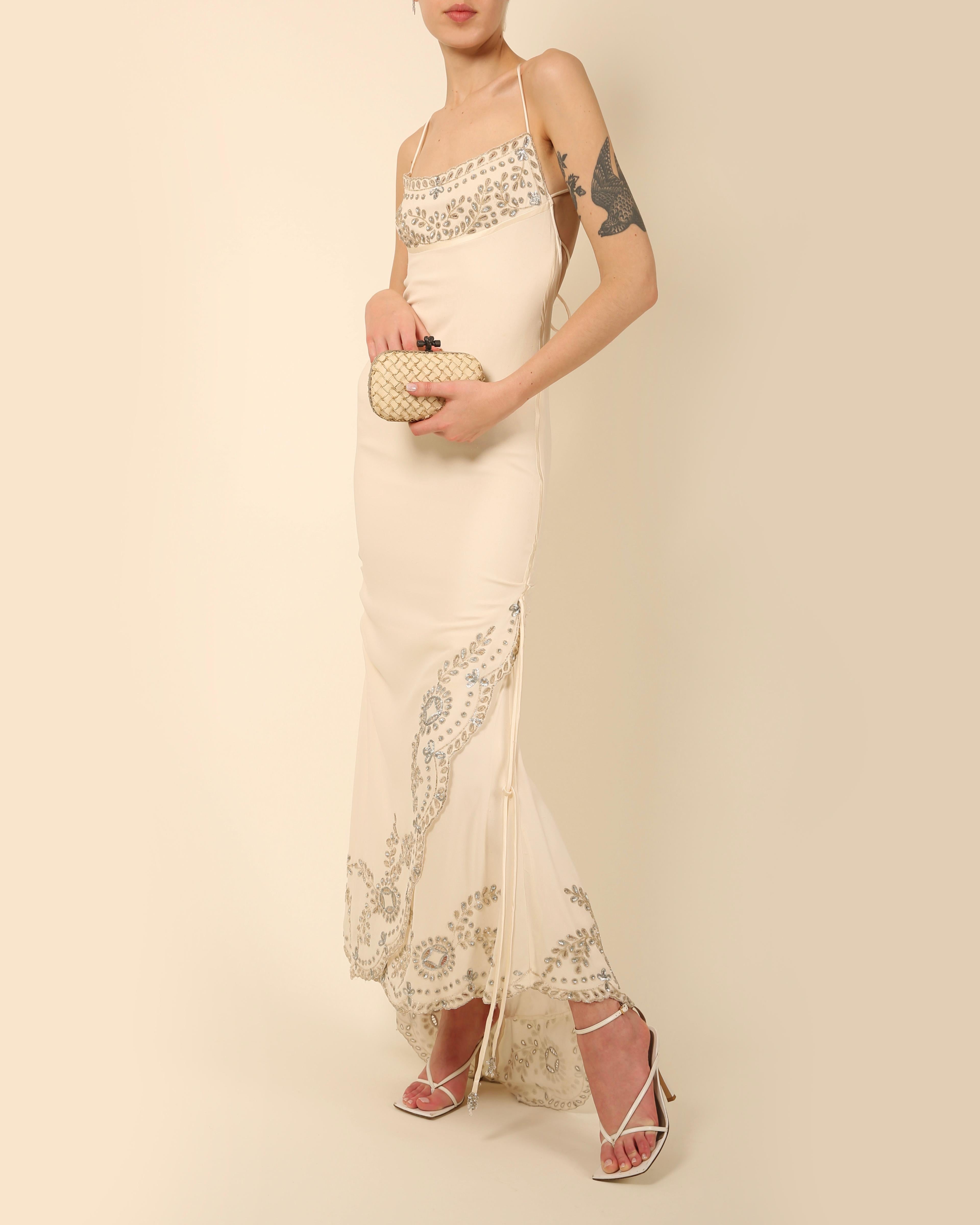 Ein wunderschönes bodenlanges Vintage-Kleid von Valentino, das auch als Abendkleid oder Hochzeitskleid getragen werden kann
Elfenbeinfarbenes, tailliertes Seidenkleid im Säulenstil mit gerüschten Seiten zum Binden
Florale Ausschnitte mit silbernen