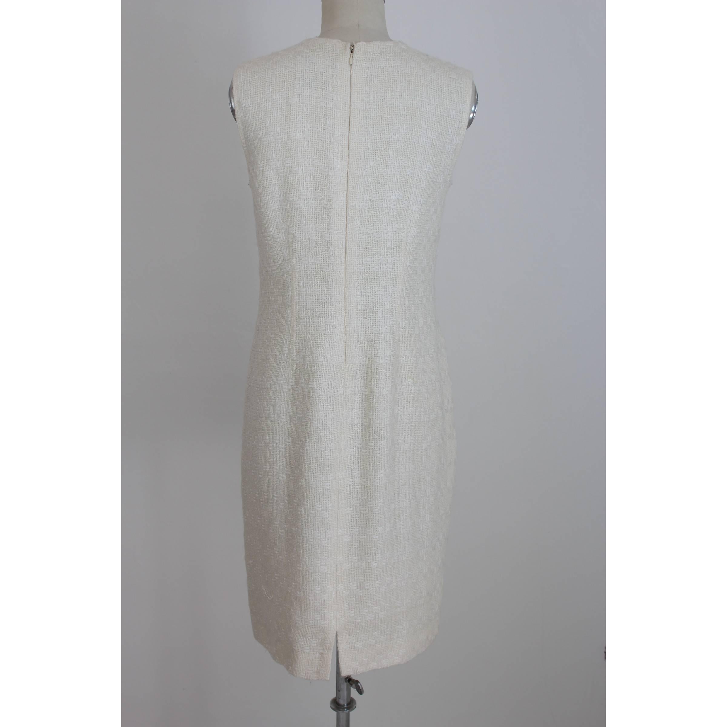 Valentino dress, ivory color, 100% wool. Sheath dress, sleeveless crew-neck dress. Length on the knee. Zip closure along the back. Made in Italy. Excellent vintage condiments.

Size 44 It 10 Us 12 Uk

Shoulders: 44 cm
Chest / bust: 48 cm
Sleeves: