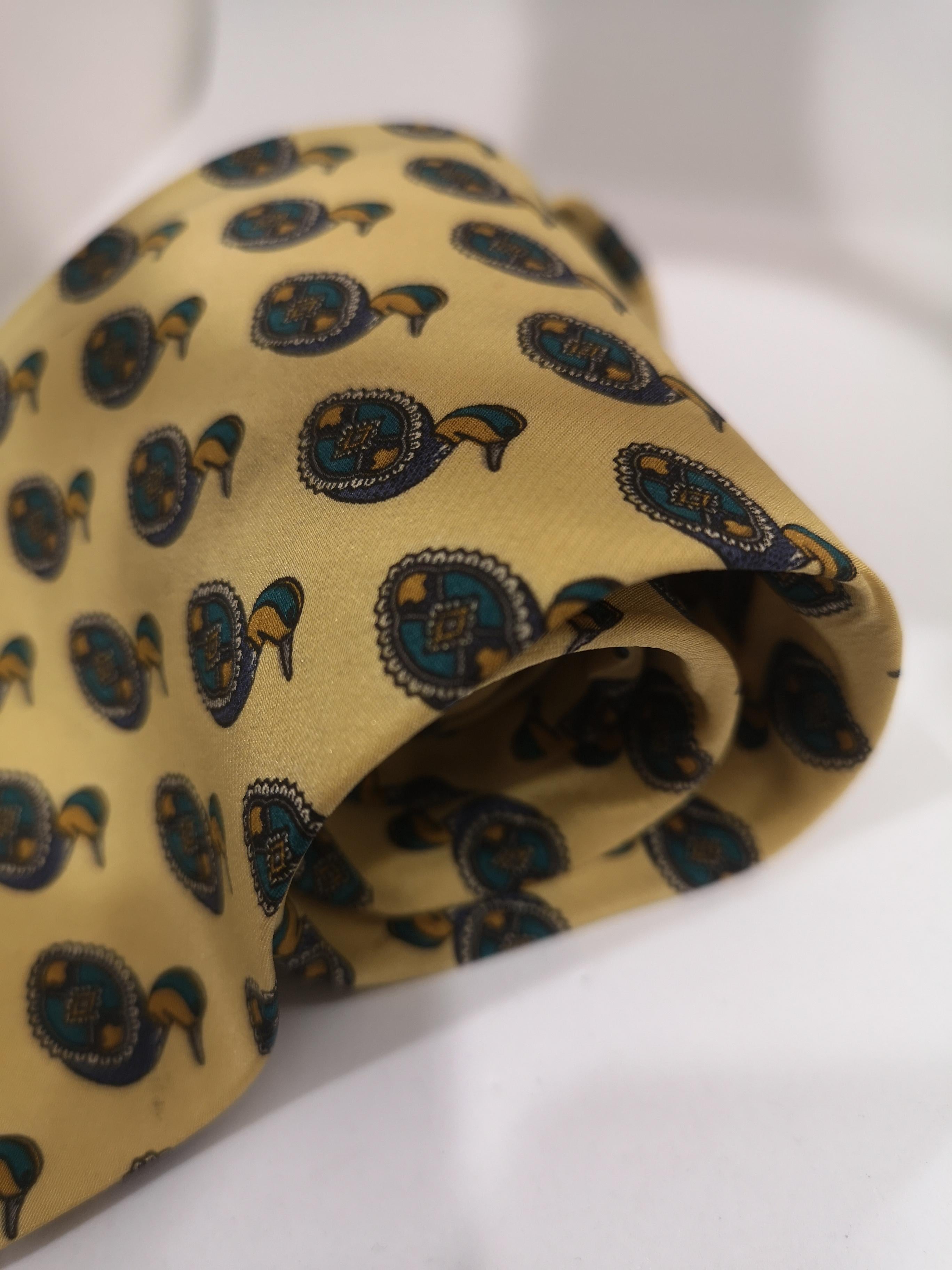 Valentino vintage light yellow ducks silk tie In Good Condition In Capri, IT