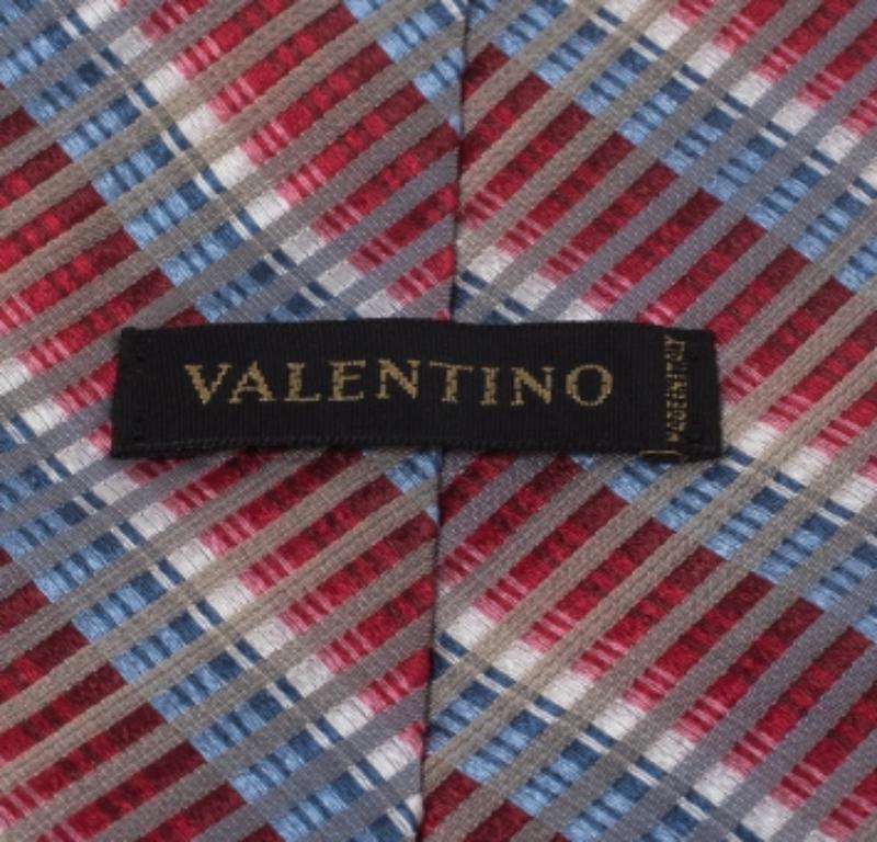 Diese Valentino Krawatte ist ein perfektes formelles Accessoire, das einen scharfen und modernen Appeal hat. Es ist aus Seide gefertigt, hat einen Ombre-Effekt, diagonale Streifen und das Markenlabel ist auf der Rückseite aufgenäht. Er verleiht