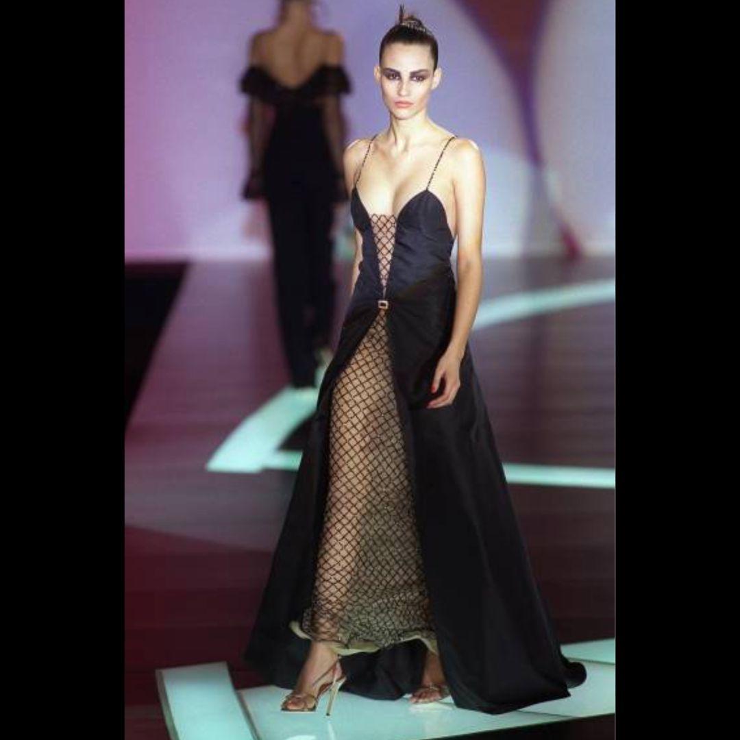 Valentino Vintage Runway Embellished Evening Gown Fall/Winter 2001 Size 6 For Sale 2