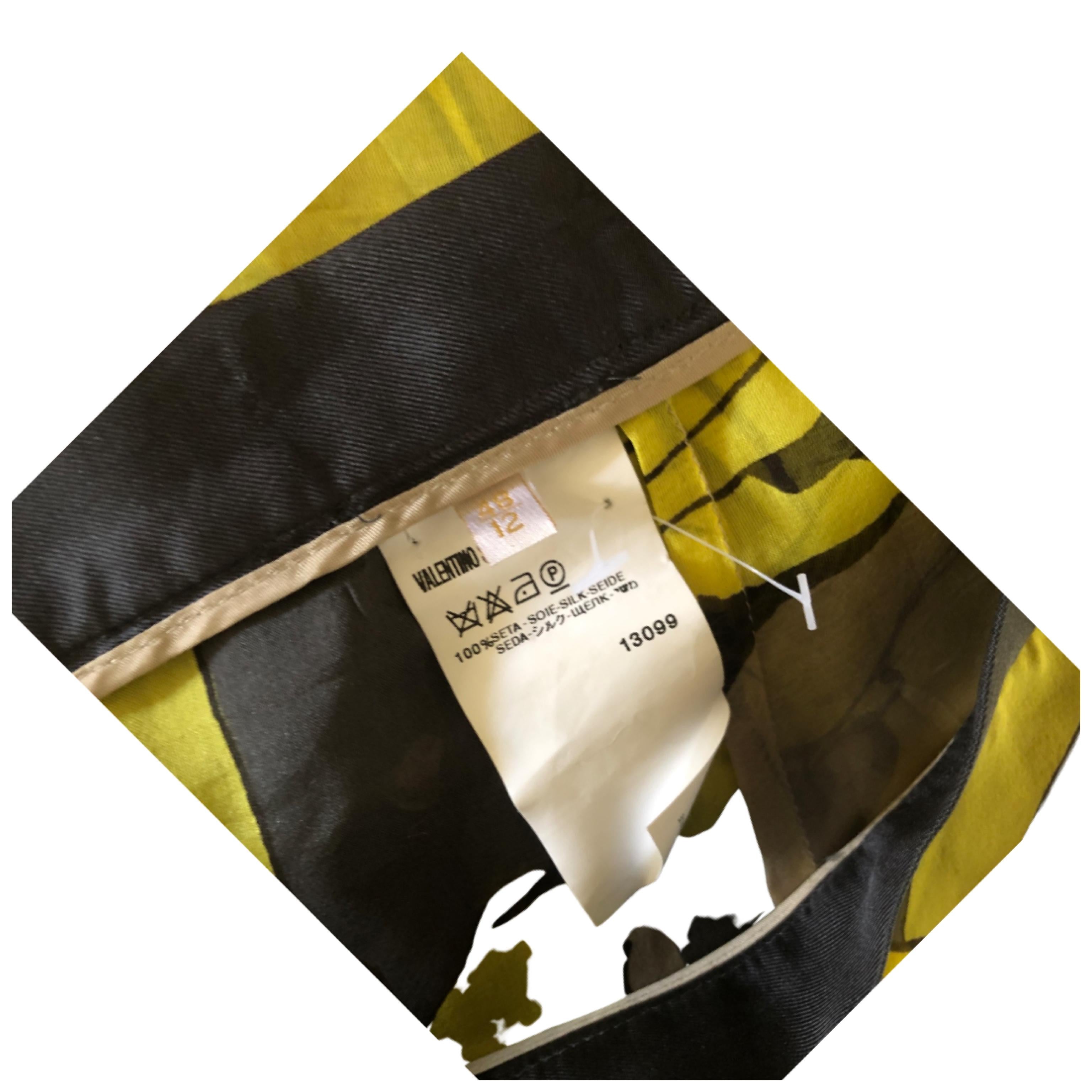 Valentino - Jupe à volants en soie imprimée à fleurs chartreuse, signature, taille 12, Italie en vente 4