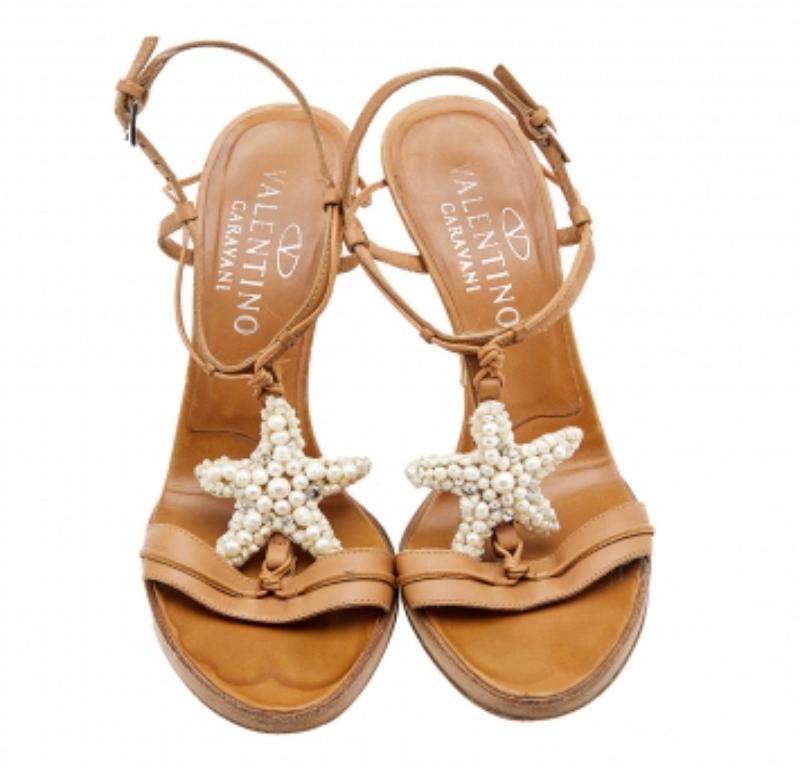 Valentino Vintage By Tan Leder verschönert Knöchelriemen Sandalen Größe 37 im Zustand „Relativ gut“ im Angebot in Dubai, Al Qouz 2