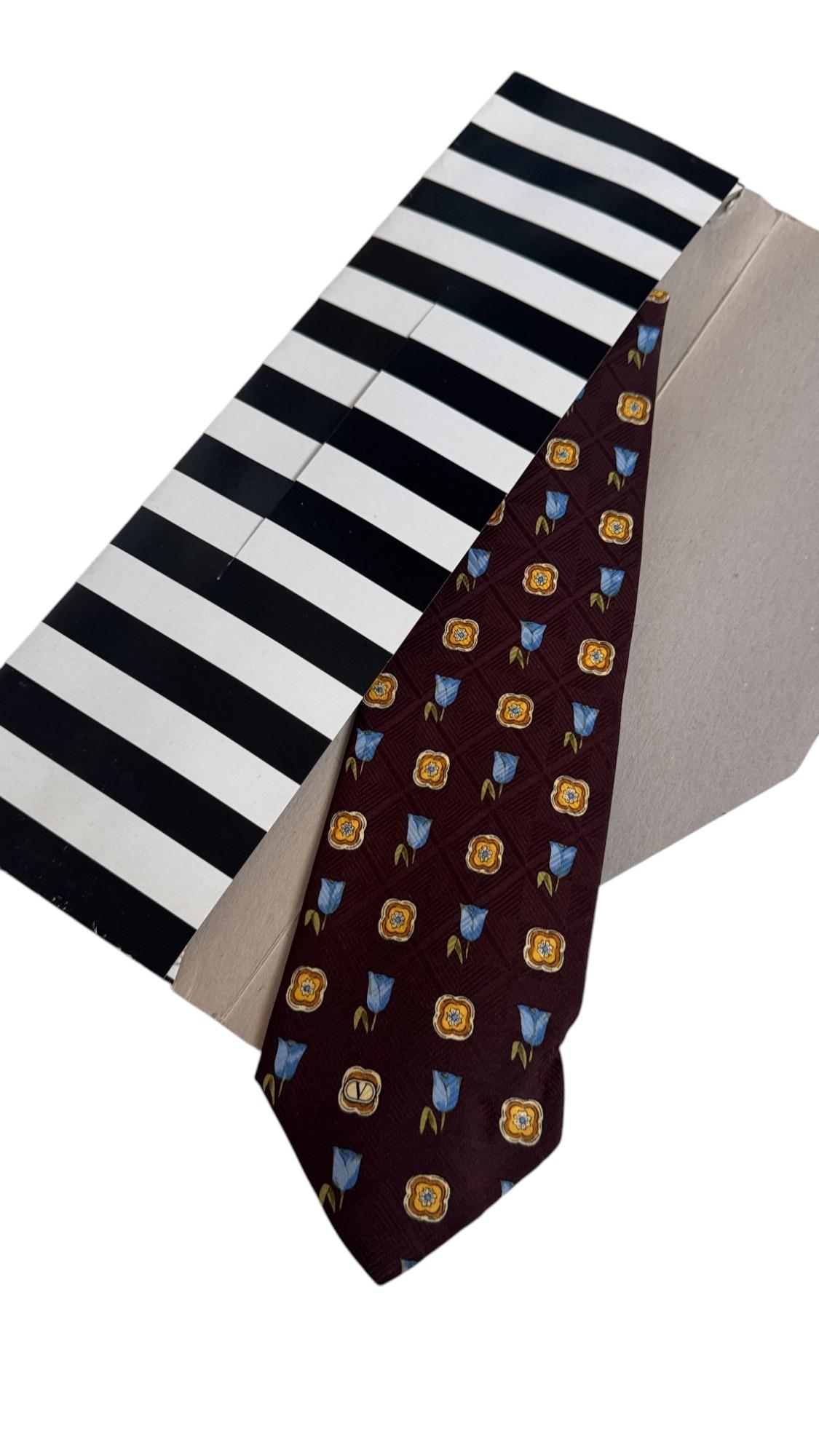 Black Valentino Vintage Tie - Soie bourguignonne avec motif floral bleu et jaune en vente