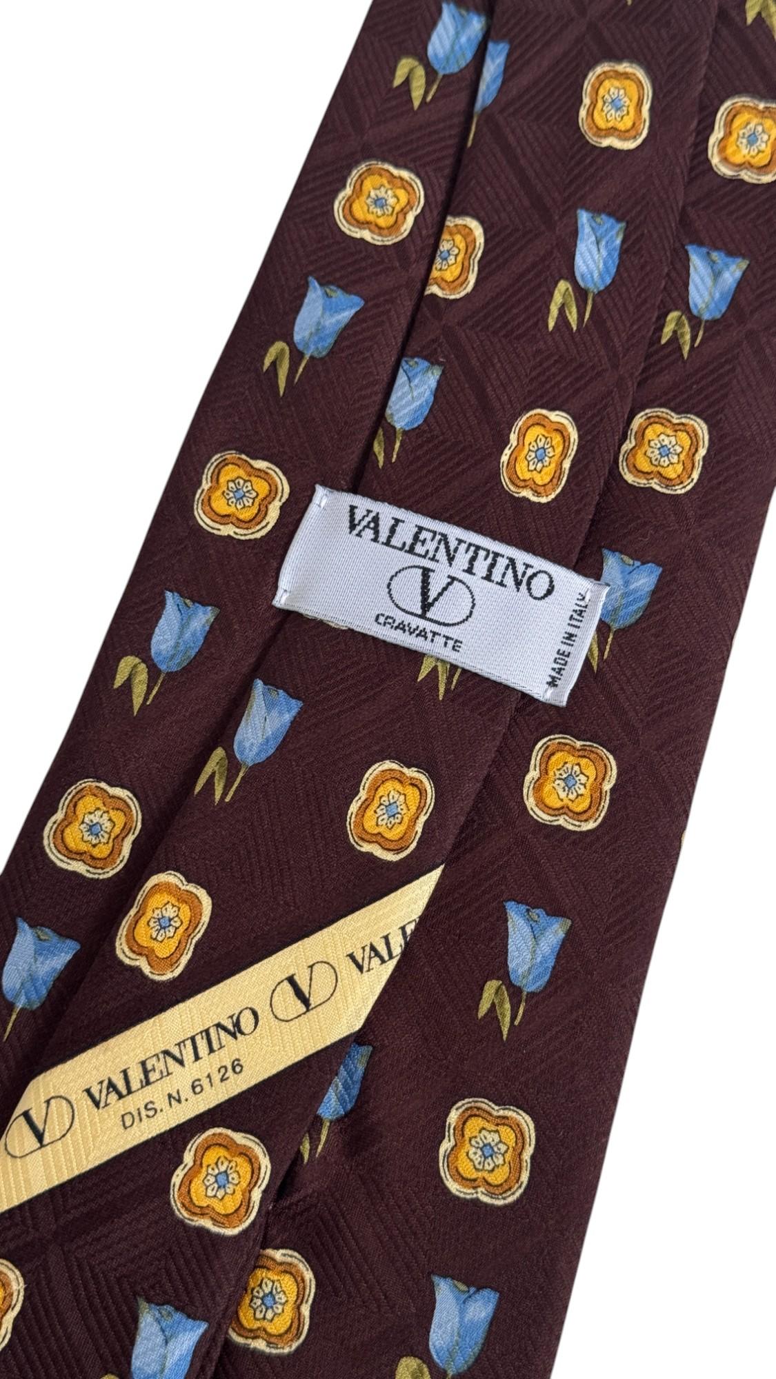 Valentino Vintage Tie - Soie bourguignonne avec motif floral bleu et jaune Bon état - En vente à Milano, IT