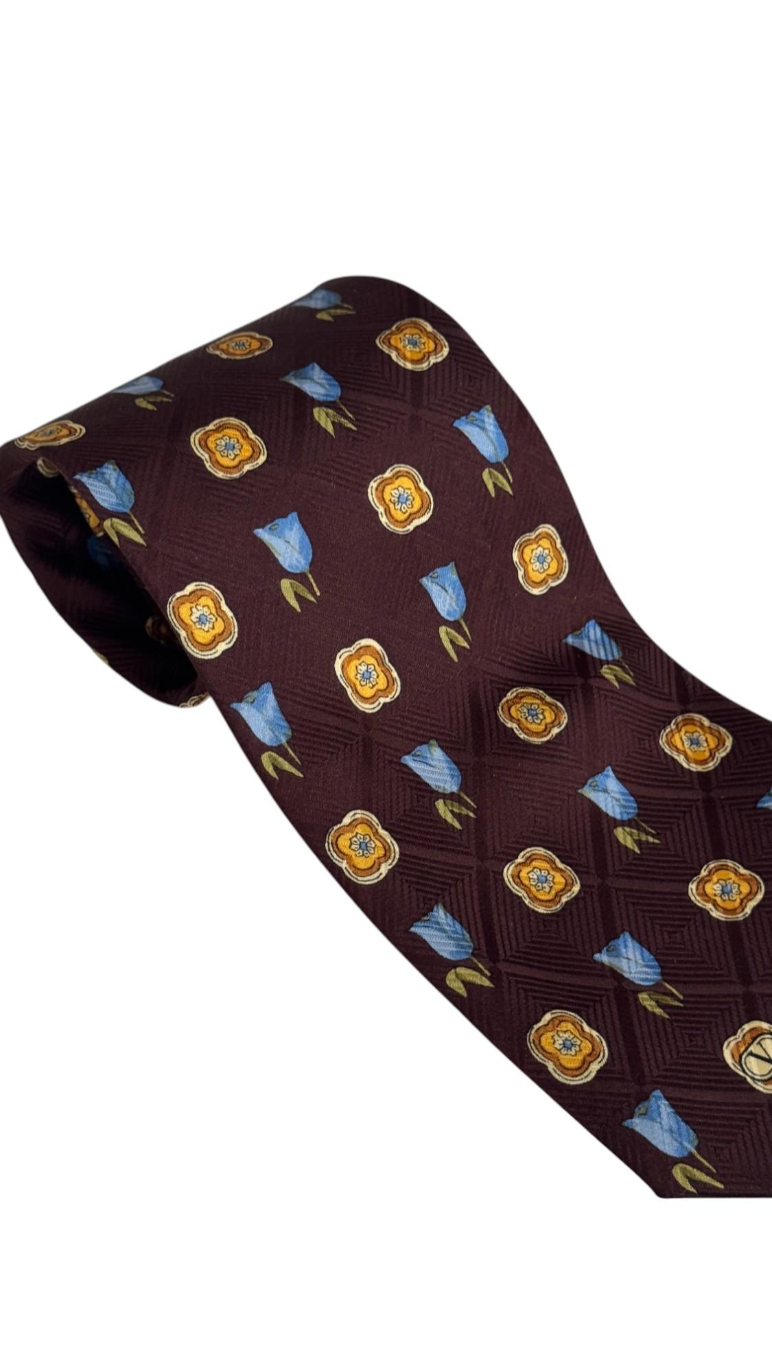 Valentino Vintage Tie - Soie bourguignonne avec motif floral bleu et jaune en vente 1
