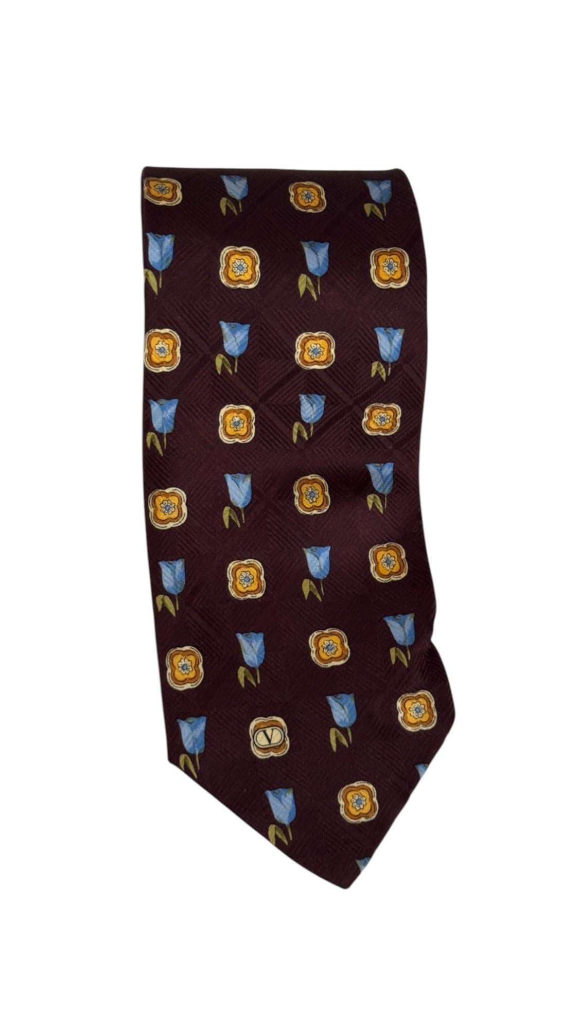 Valentino Vintage Tie - Soie bourguignonne avec motif floral bleu et jaune en vente 3