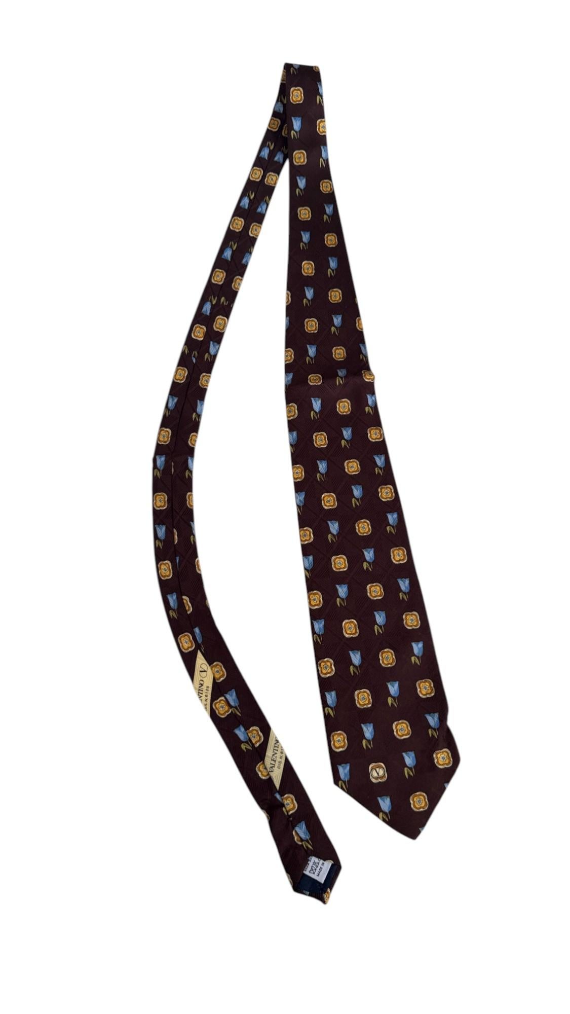 Valentino Vintage Tie - Soie bourguignonne avec motif floral bleu et jaune en vente 4
