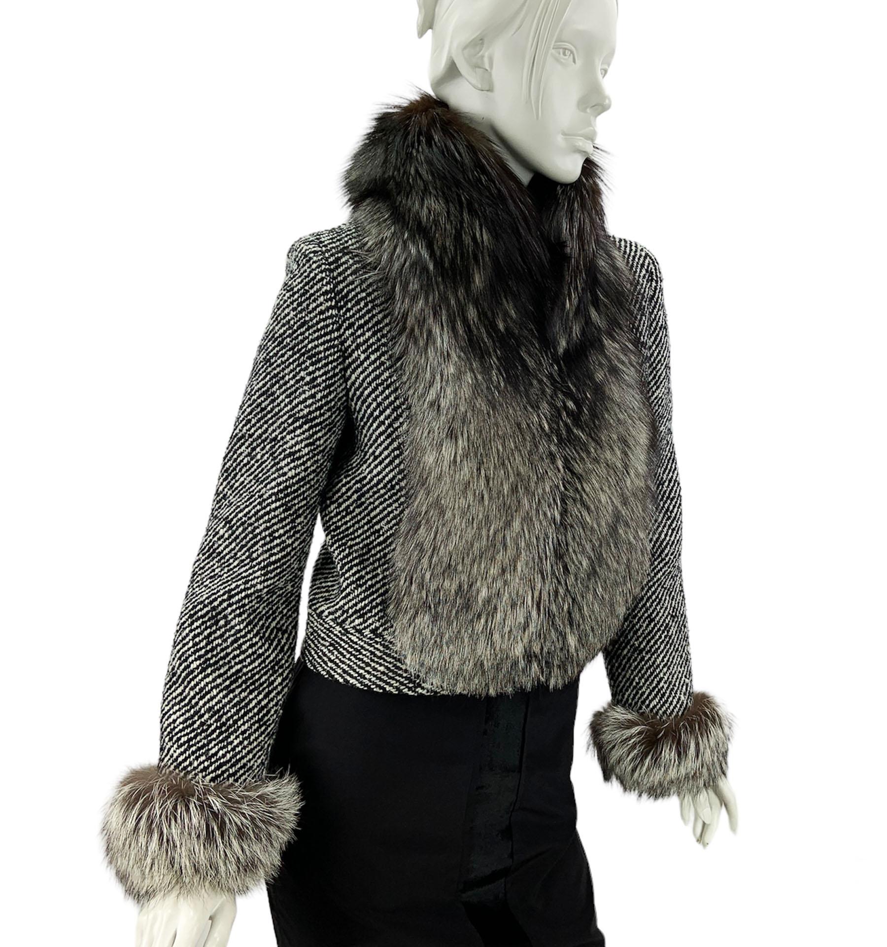 Vintage Valentino Tweed Wolle Pelz Trim Fitted Jacke
US-Größe - 6
Schwarze und weiße Farben, Fuchspelzkragen und Ärmelabschlüsse, vollständig gefüttert, Haken- und Ösenverschluss.
Maße: Länge - 19 Zoll, Büste - 36