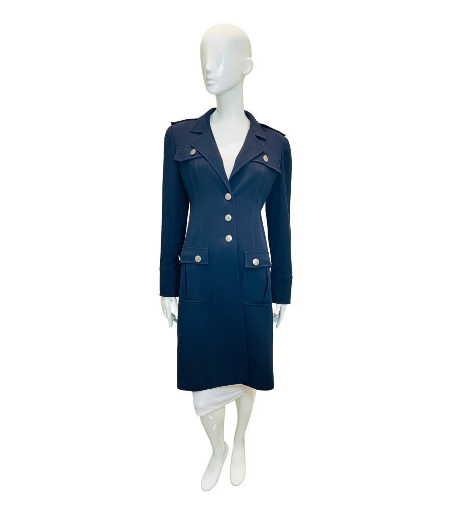 Valentino Vintage Mantel aus Schurwolle

Marineblauer, militärisch inspirierter Mantel mit vier geknöpften Klappentaschen auf der Vorderseite.

Mit gekerbtem Revers, Schulterklappen und taillierter Silhouette mit Dreifachknopfverschluss.

Größe -