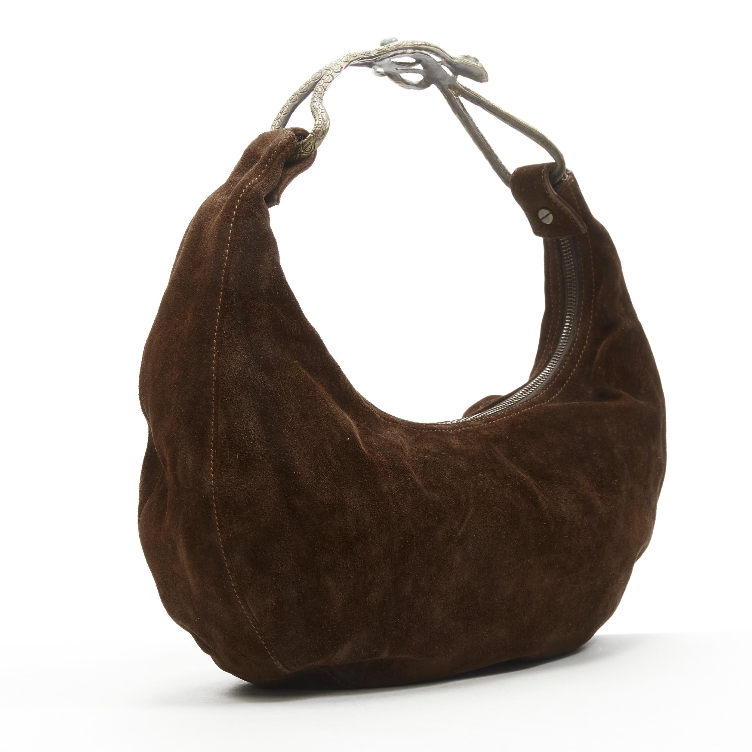 VALENTINO Vintage Y2K brown suede double Serpent metal handle hobo bag
Brand: Valentino
Material: Suede
Color: Brown
Pattern: Solid
Closure: Zip
Extra Detail: Brass gold-tone double twisted Serpent metal handle. Dark brown suede leather upper. Top