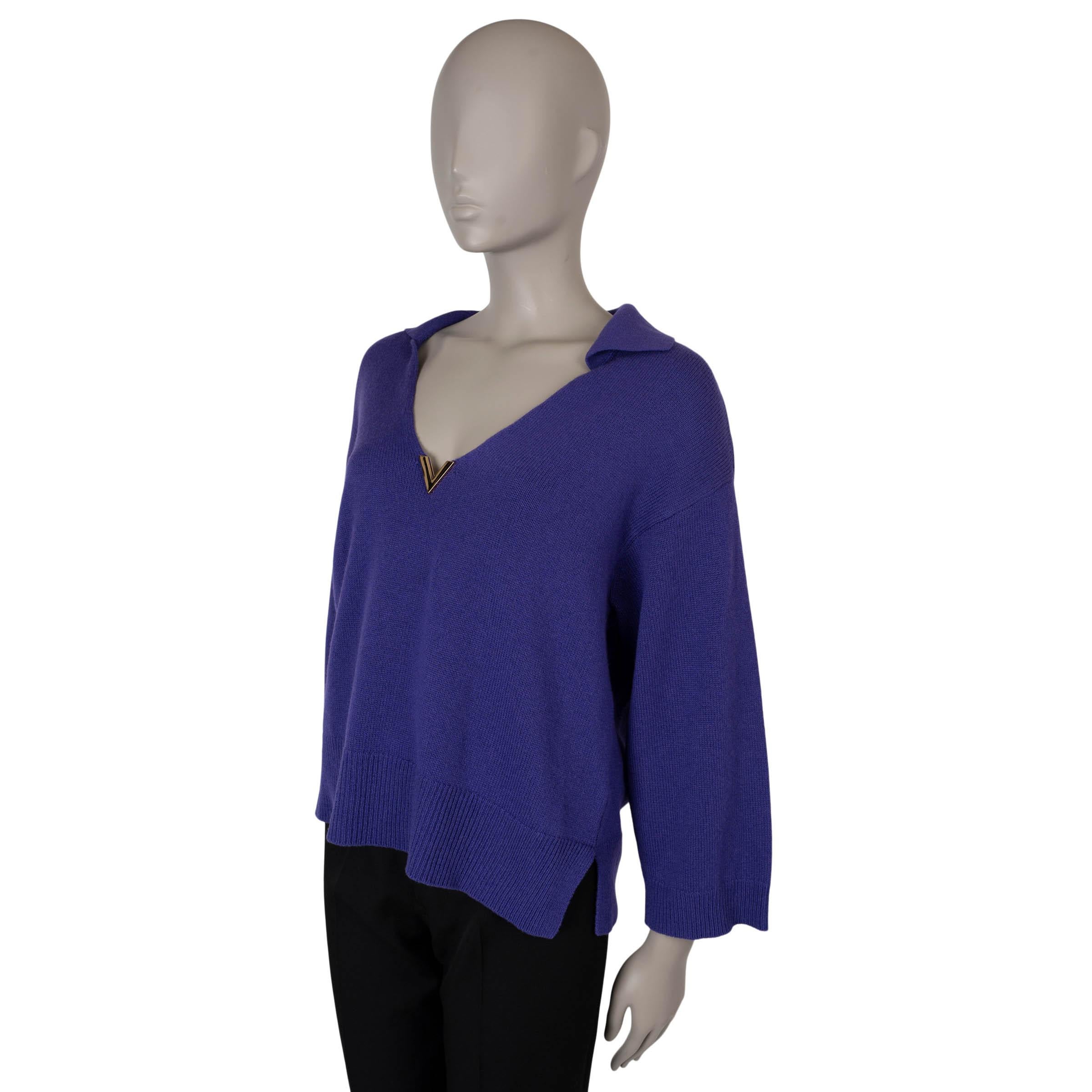 Ce pull polo 100% authentique de Valentino en cachemire violet (veuillez noter que l'étiquette de taille et de contenu est manquante) présente une silhouette surdimensionnée avec des épaules tombantes pour une coupe décontractée et luxueuse. Il est