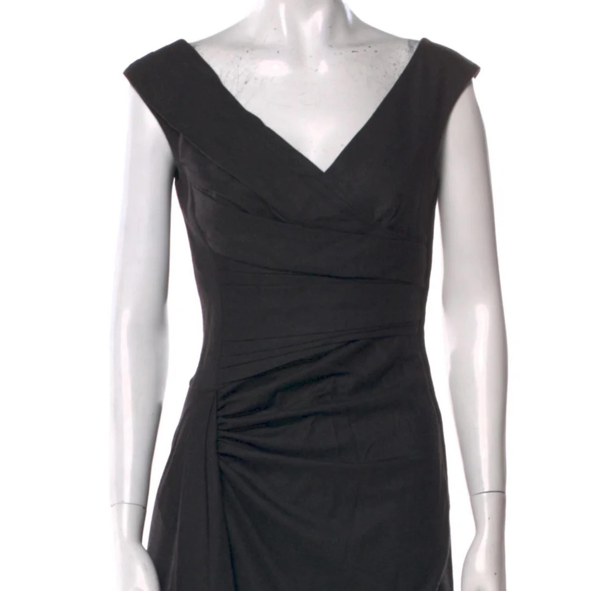 Valentino Virgin Wool Black Knee-Length Dress (Size: S  US 4) In Excellent Condition For Sale In Montreal, Quebec