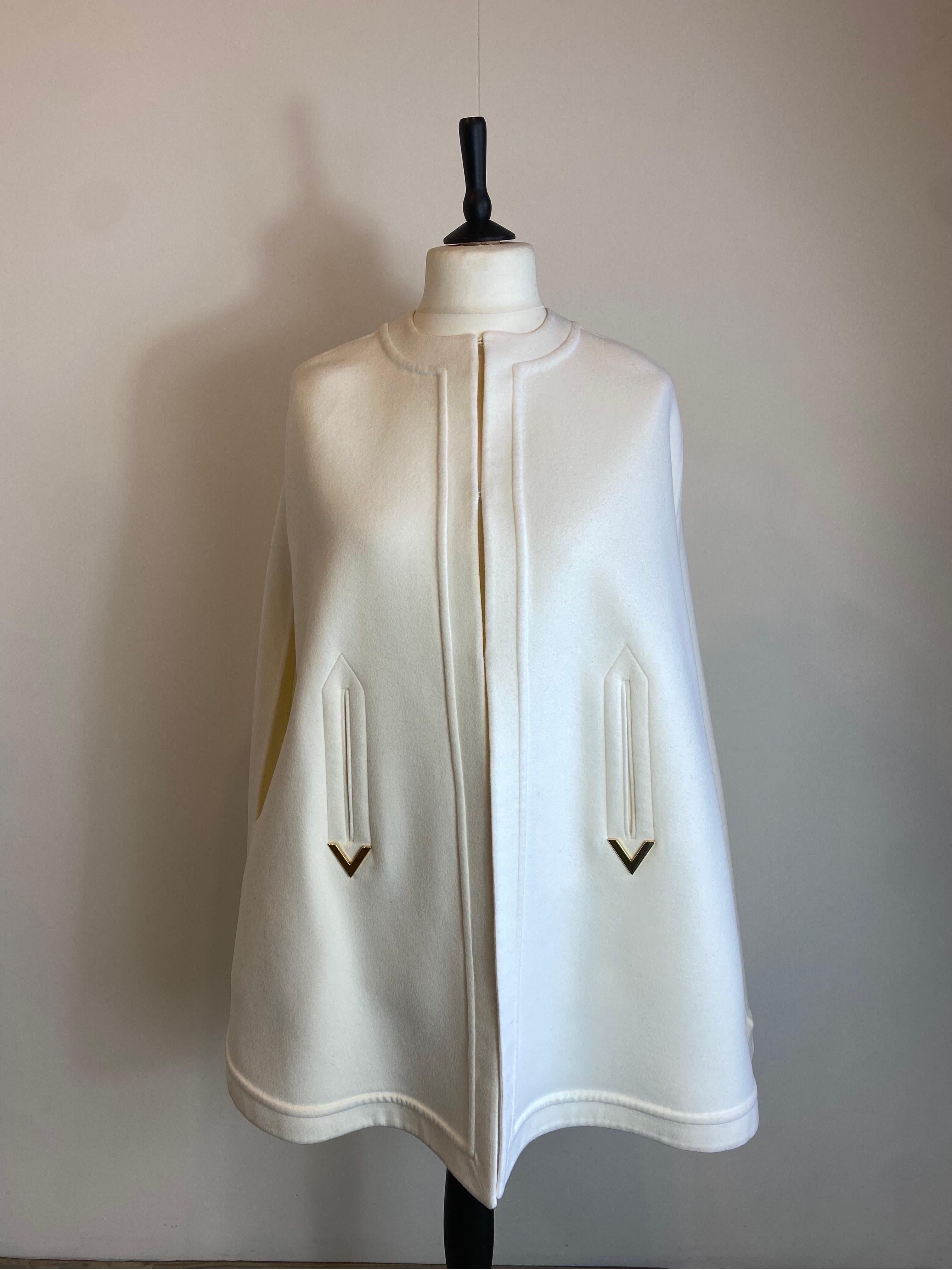Valentino cape.
In virgin wool and cashmere.
Lined inside the pockets.
Golden V detail.
Italian size 38
Shoulders 38 cm
Length 85 cm
Excellent general condition, shows signs of normal use