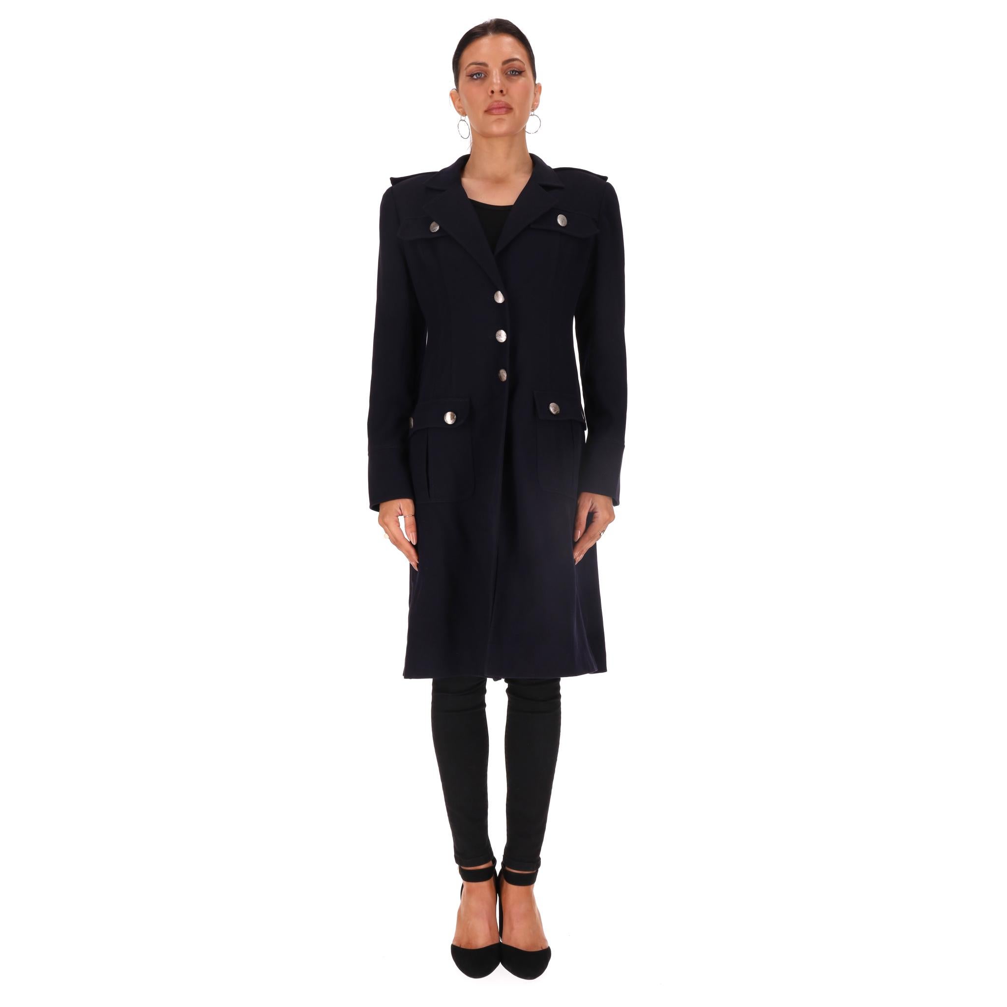 Abrigo Valentino de lana virgen

Abrigo negro de botonadura simple, totalmente confeccionado en lana virgen.

Adornada con botones cepillados, cuatro bolsillos de parche en la parte delantera y charreteras en los hombros.

Precio aprox. 3,800

Talla