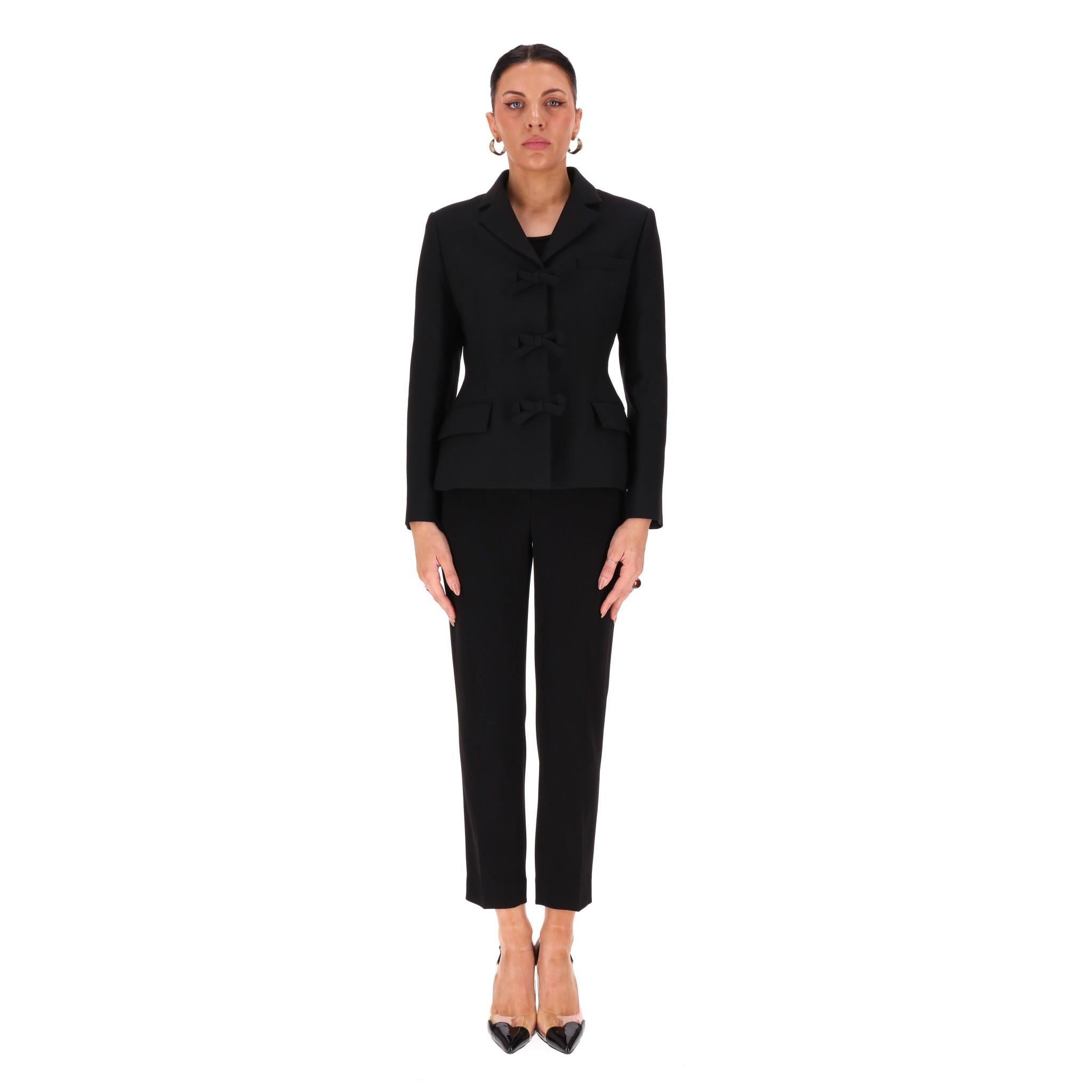 Valentino - Veste en laine vierge et soie mélangée

Veste de tailleur noire en laine vierge et soie mélangée.

Conçue avec une fermeture à triple nœud, des revers crantés et des poches à rabat sur le devant.

Rrp Approx. £1,800

Taille - 42IT

État