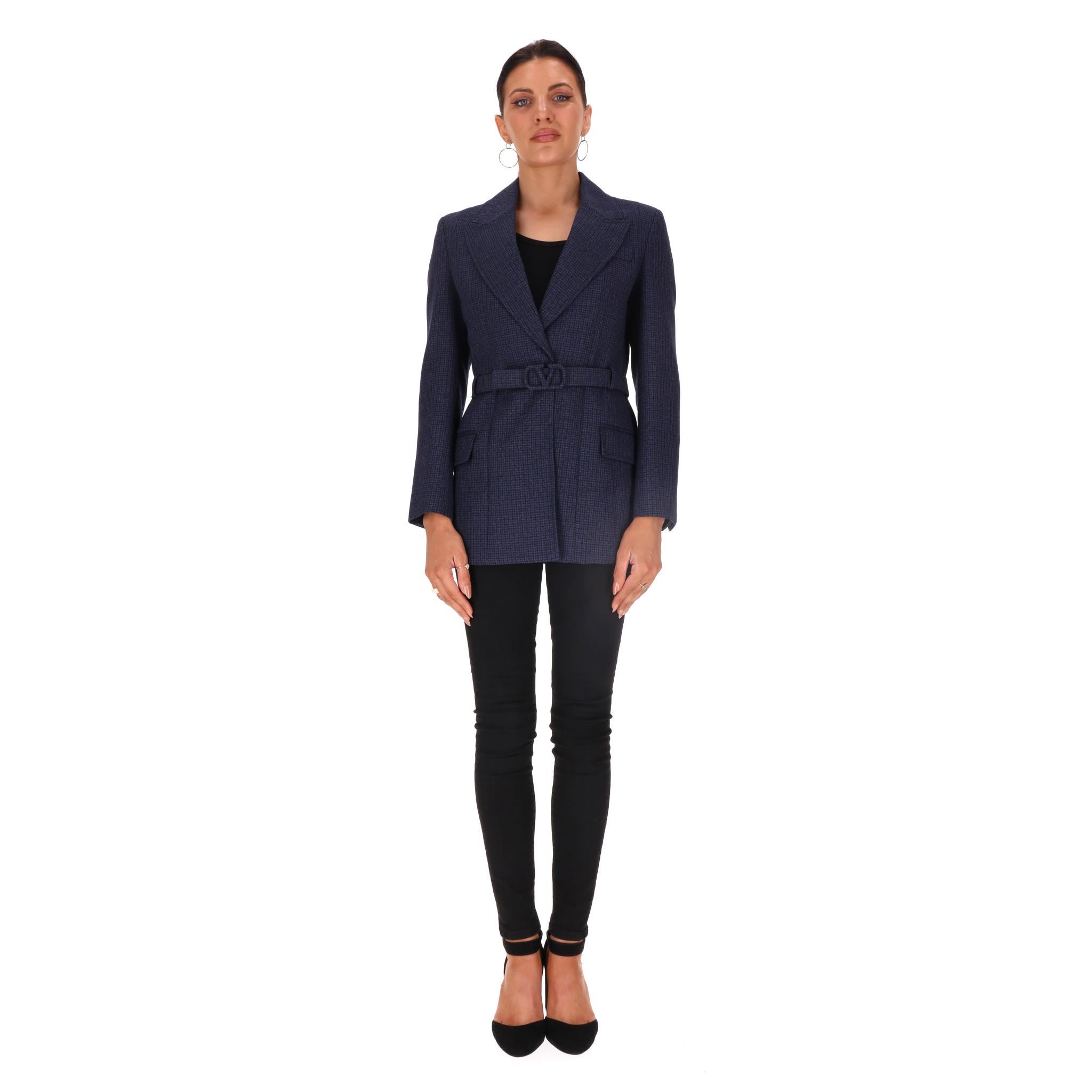 Adoriamo - Giacca con cintura con logo V.I.I. in tweed di lana vergine di Valentino

Giacca in tweed navy realizzata in lana vergine e impreziosita dalla fibbia con logo 