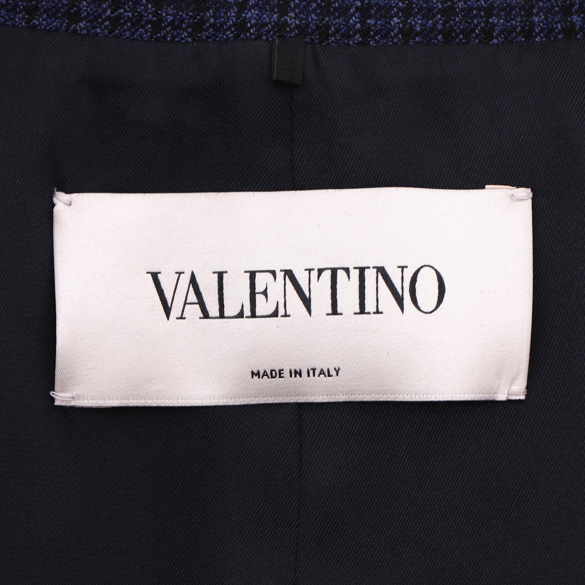 Valentino Giacca con cintura con logo V.I.I. in tweed di lana vergine in vendita 3