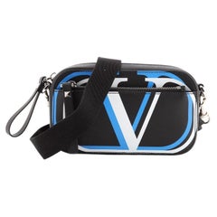 Valentino VLogo-Clutch mit Riemen aus bedrucktem Leder