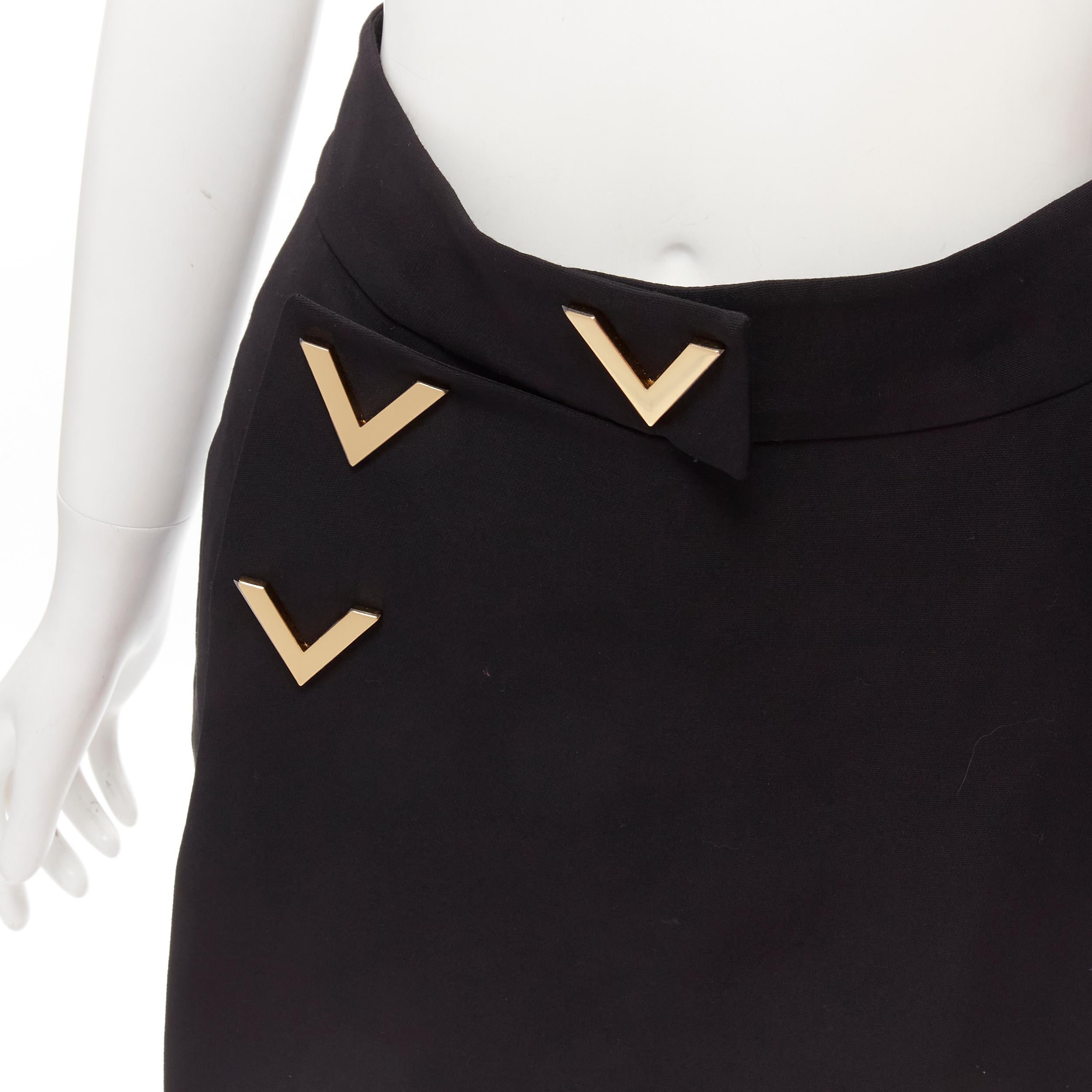 VALENTINO VLOGO Gold-Metall-Knopf schwarz Wolle Seide 60's Mini-Rock Skorts IT38 XS
Referenz: AAWC/A00358
Marke: Valentino
Designer: Pier Paolo Piccioli
Collection'S: VLOGO
MATERIAL: Wolle, Seide
Farbe: Schwarz, Gold
Muster: Solide
Verschluss: