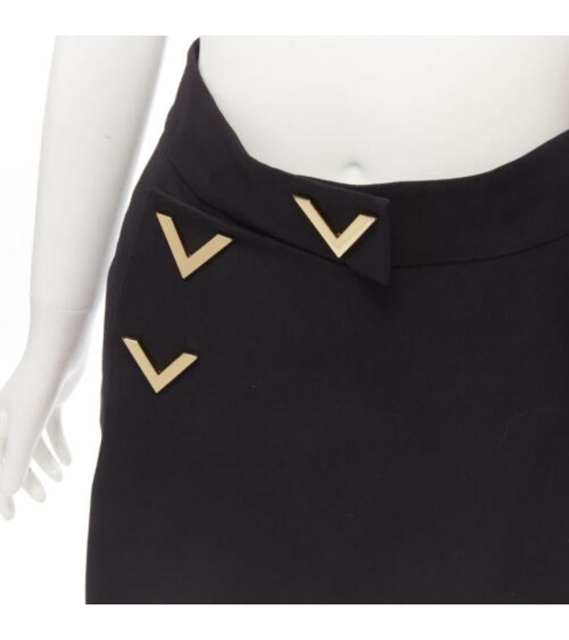 VALENTINO VLOGO gold metal button black wool silk 60's mini skirt skorts IT38 XS
Reference: AAWC/A00358
Brand: Valentino
Designer: Pier Paolo Piccioli
Collection: VLOGO
Material: Wool, Silk
Color: Black, Gold
Pattern: Solid
Closure: Button Fly
Made